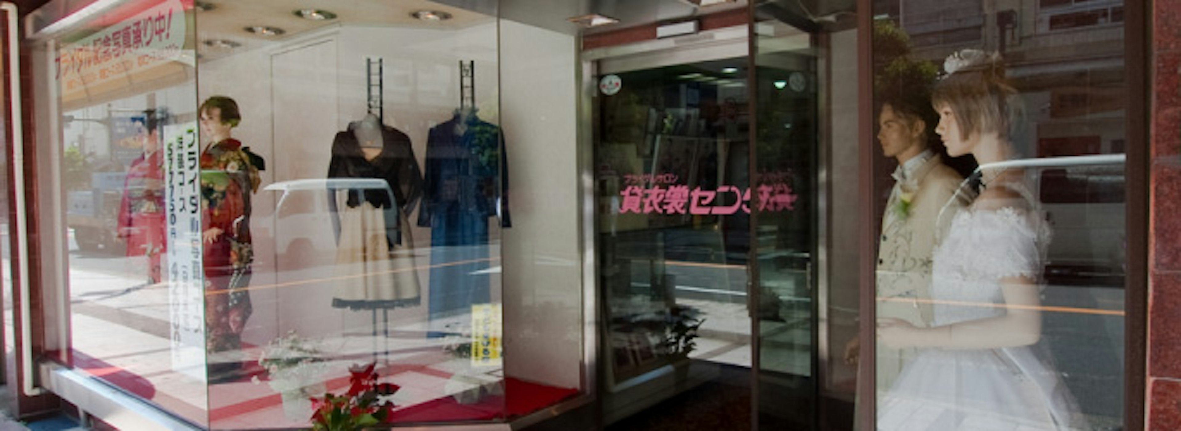 エレガントなパーティードレスが揃う魅力的な店舗