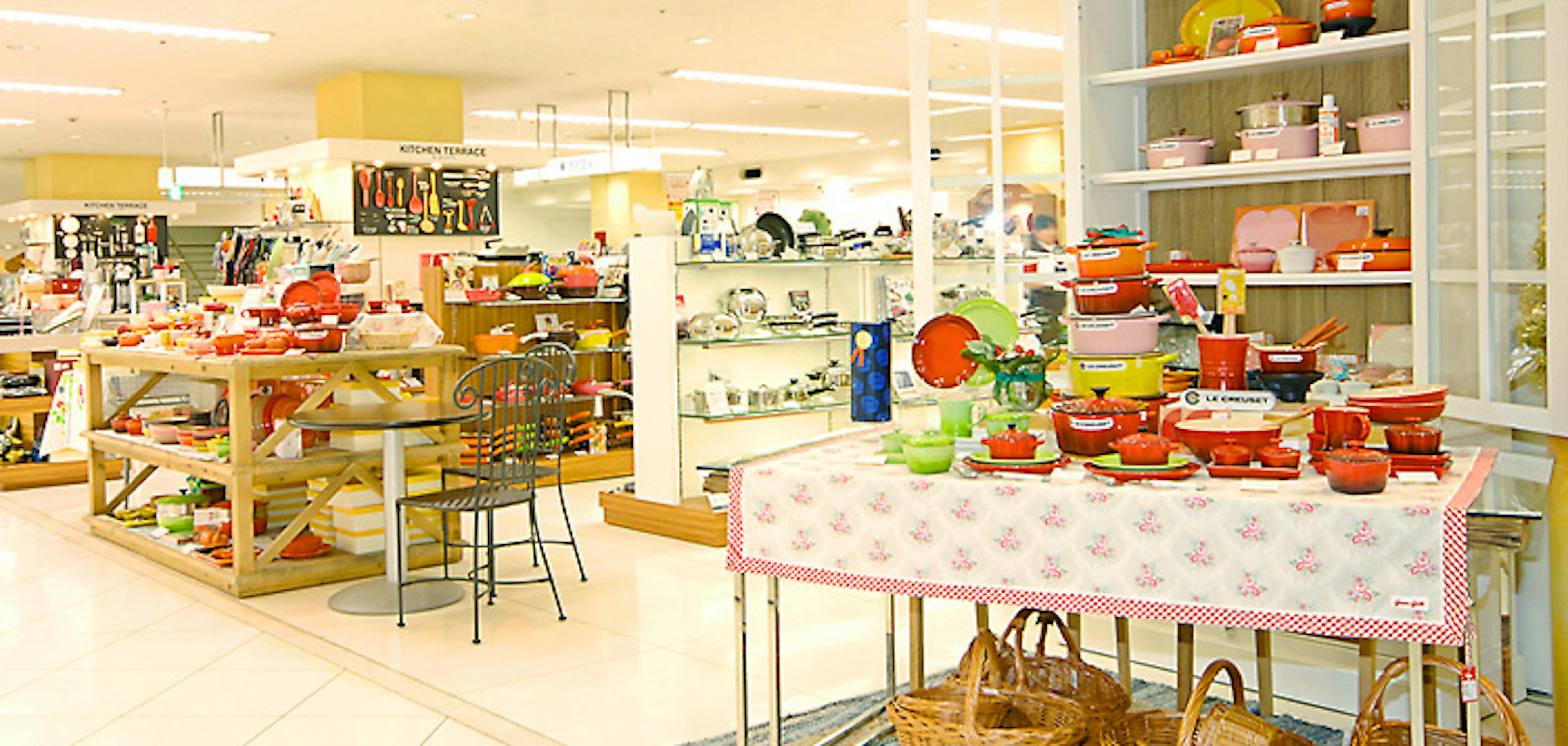 カラフルなキッチン用品が揃うおしゃれな店内