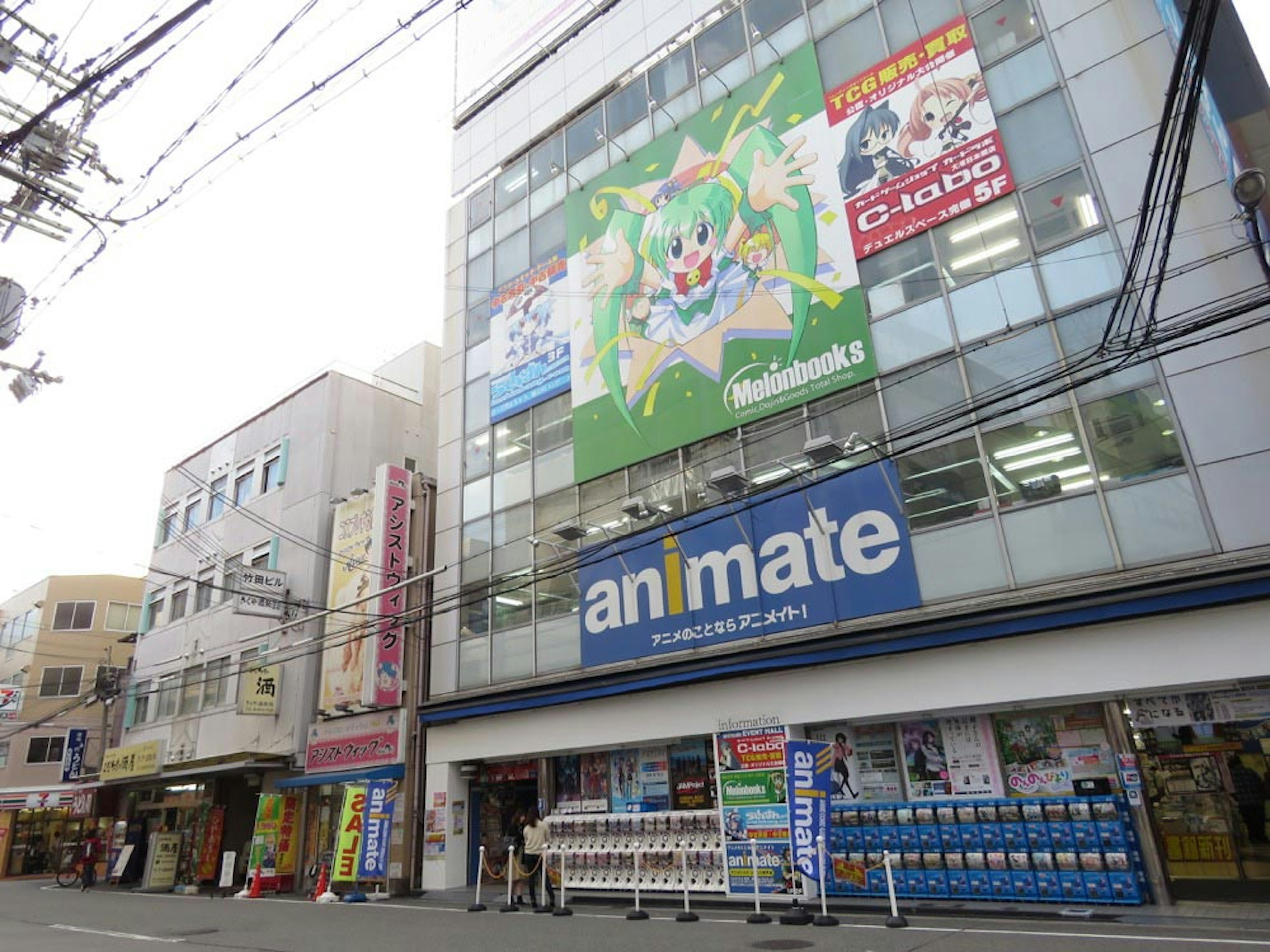 道路沿いにある堂々たる風格のアニメイト店舗外観