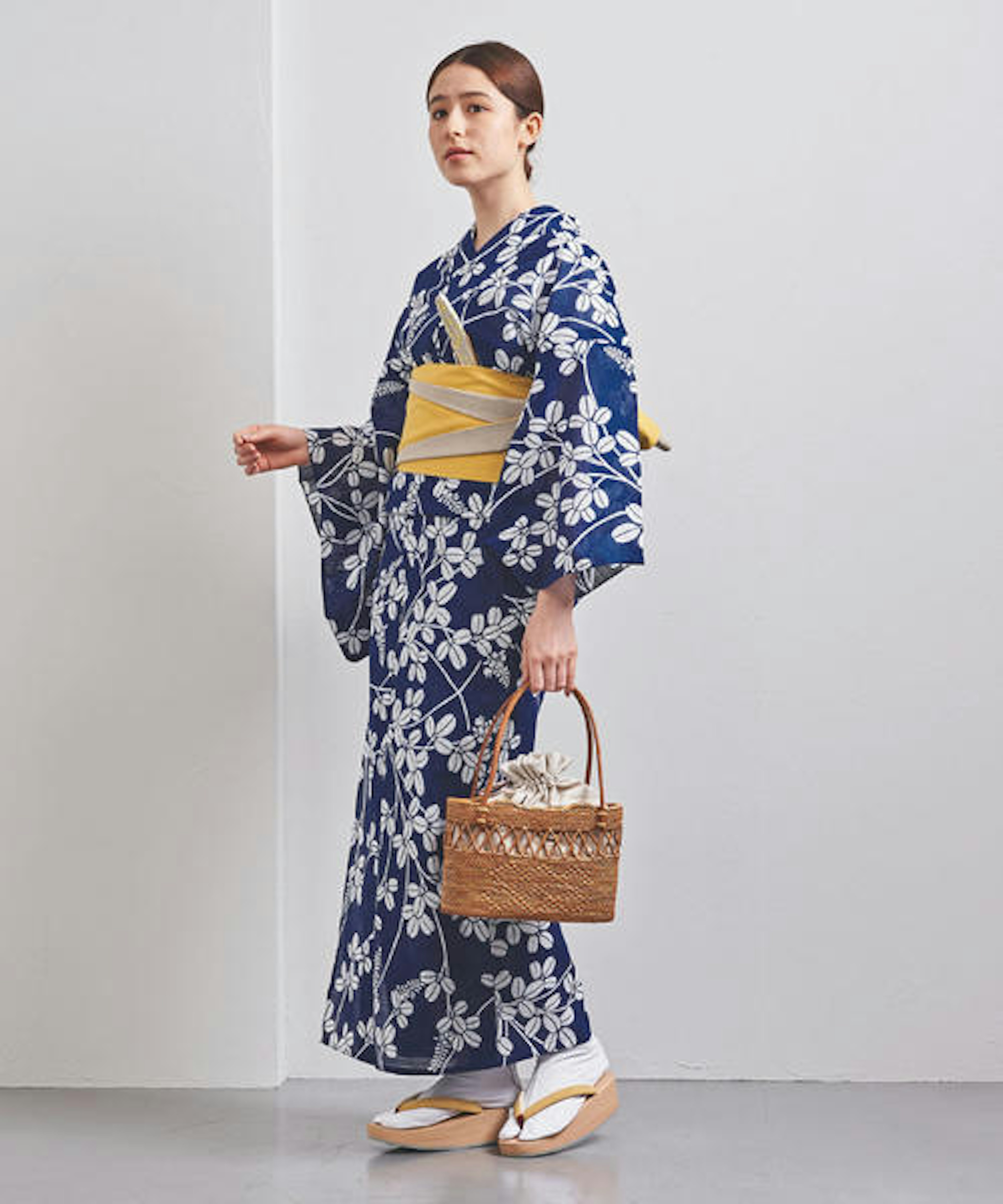 おしゃれな柄の青い浴衣をキル女性