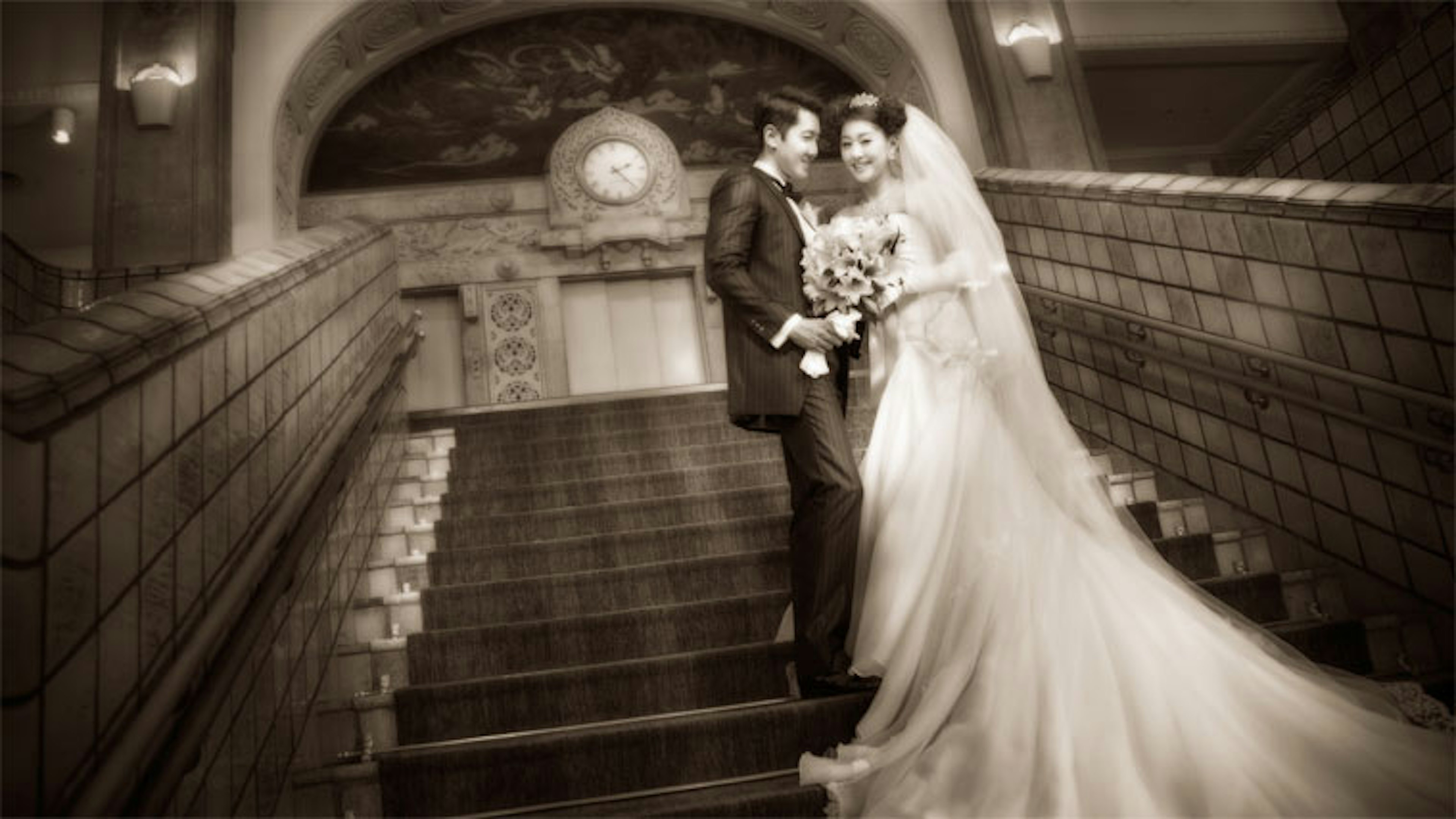 歴史的な建物での結婚式写真撮影が魅力的です