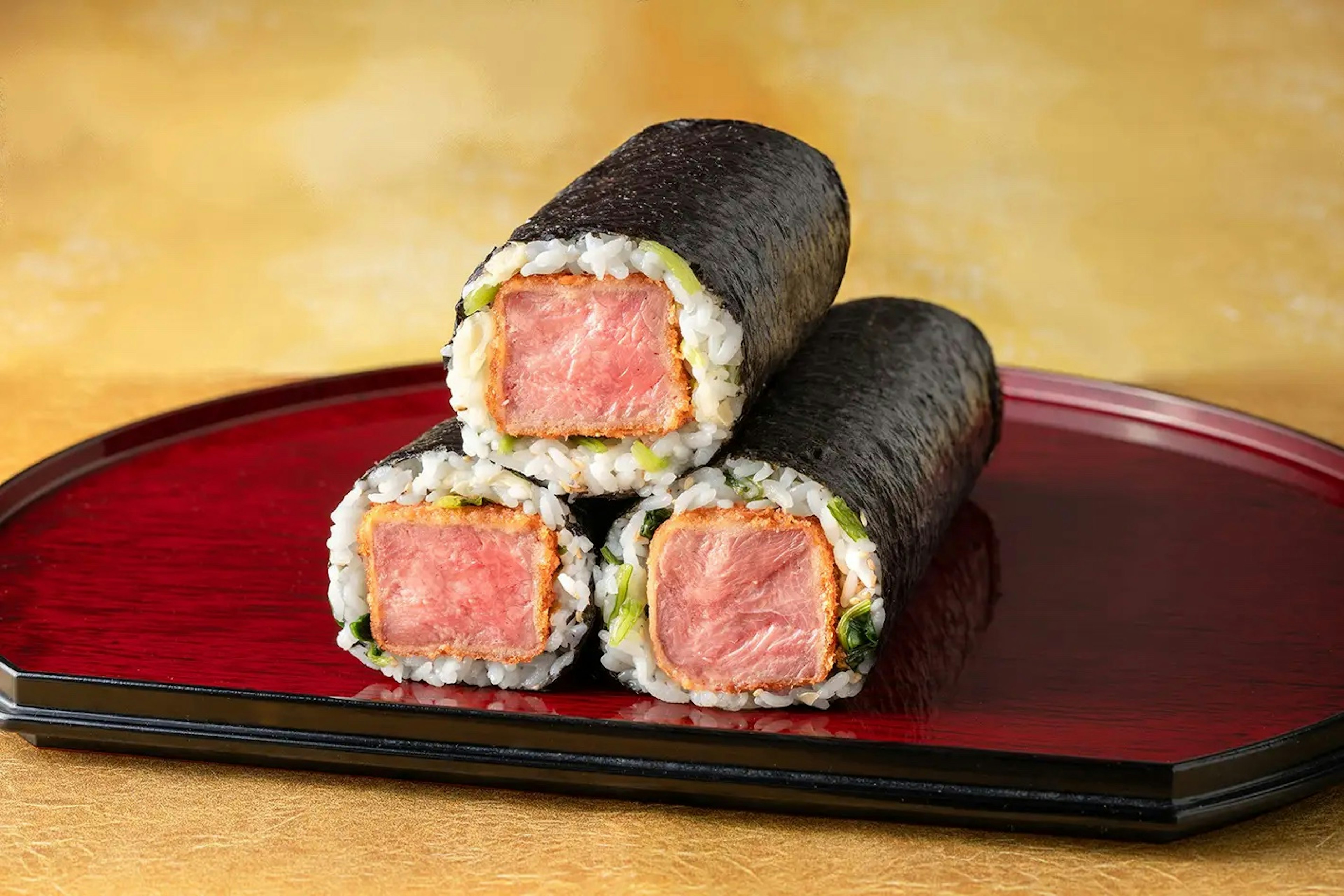 新鮮な具材がたっぷり詰まった贅沢な恵方巻