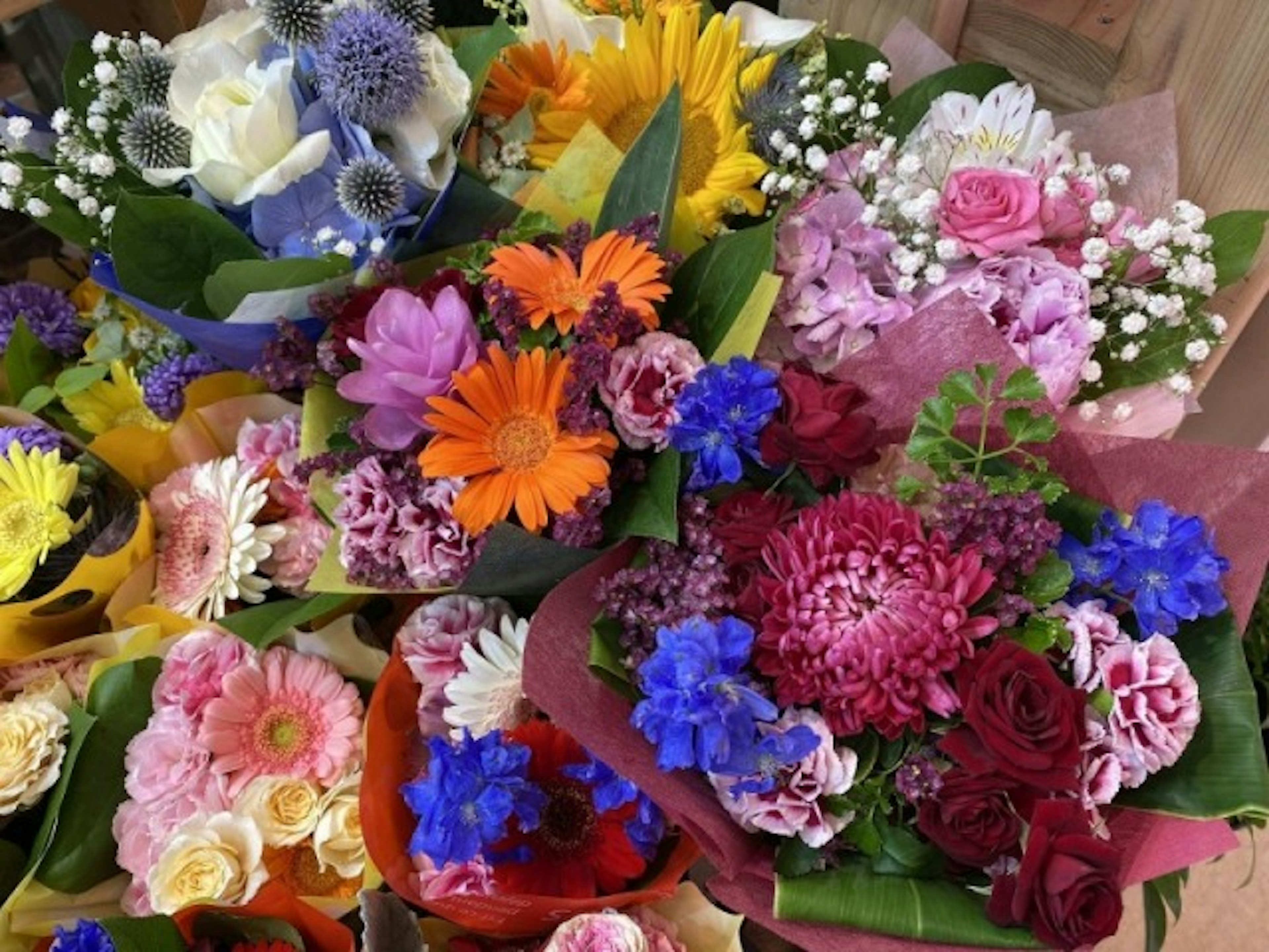 色とりどりの花束が並ぶ、心温まる花屋の店内