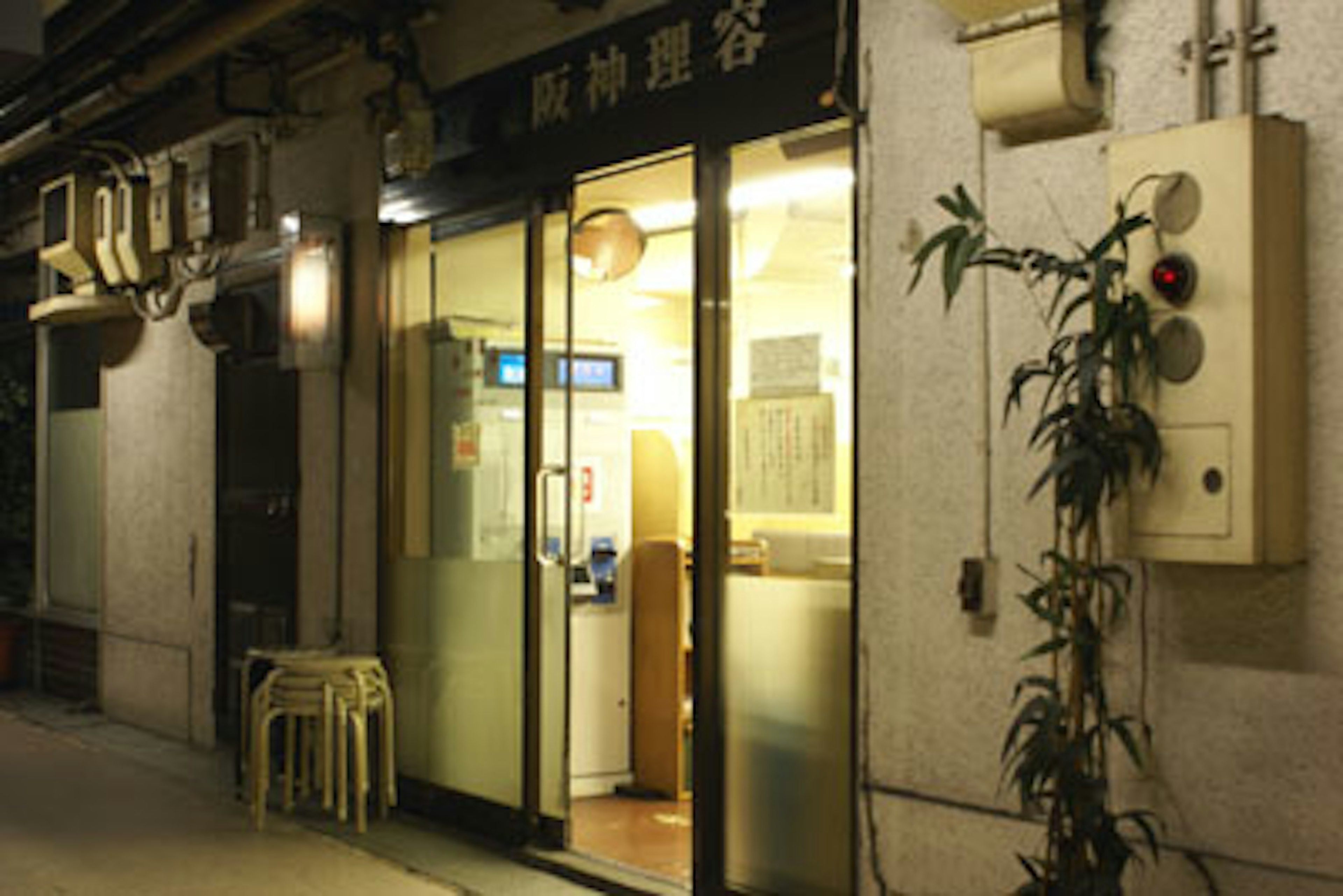 落ち着いた雰囲気の床屋でリラックスした時間を過ごせます