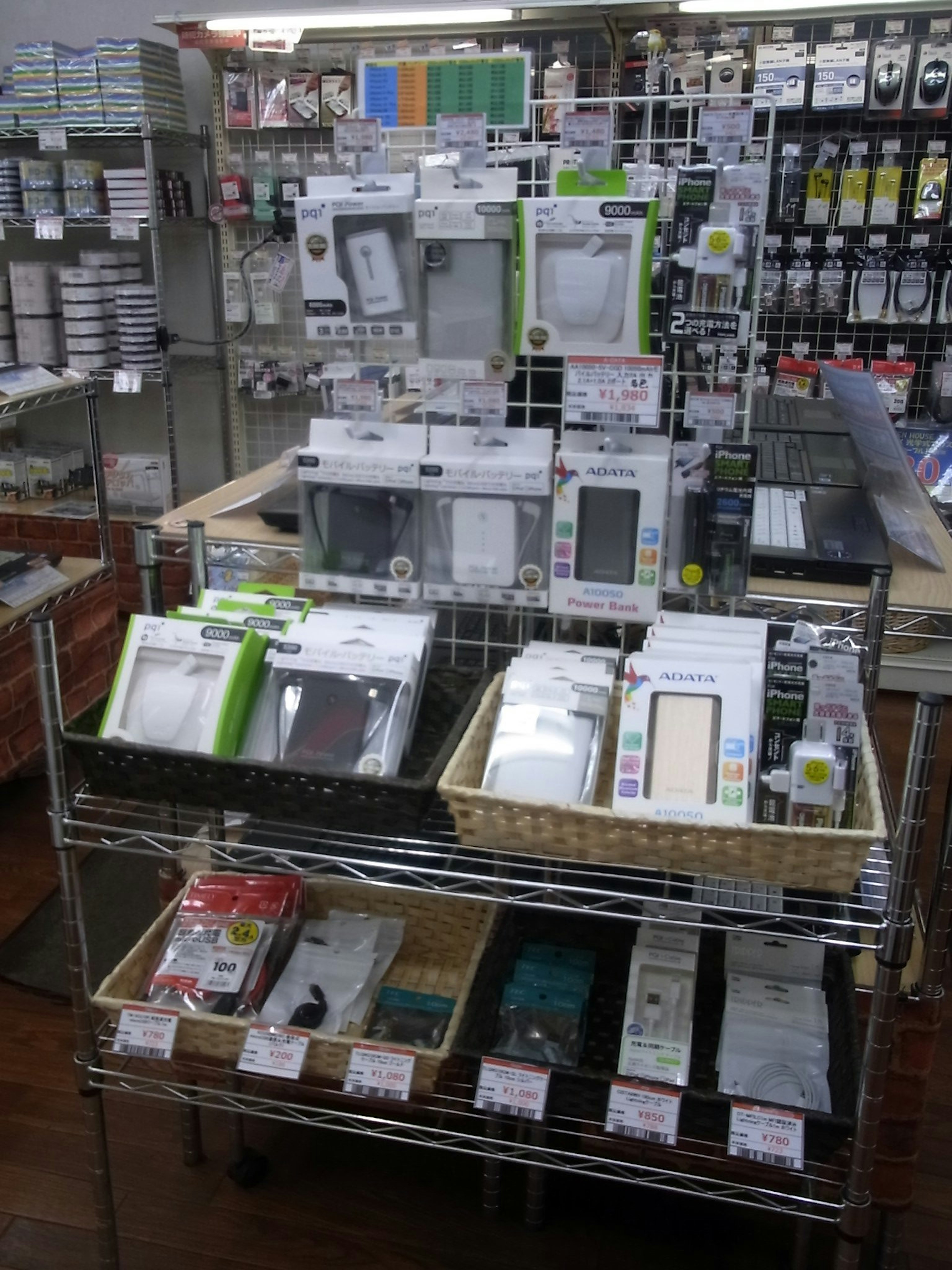 多彩なモバイルバッテリーが揃う便利な店舗