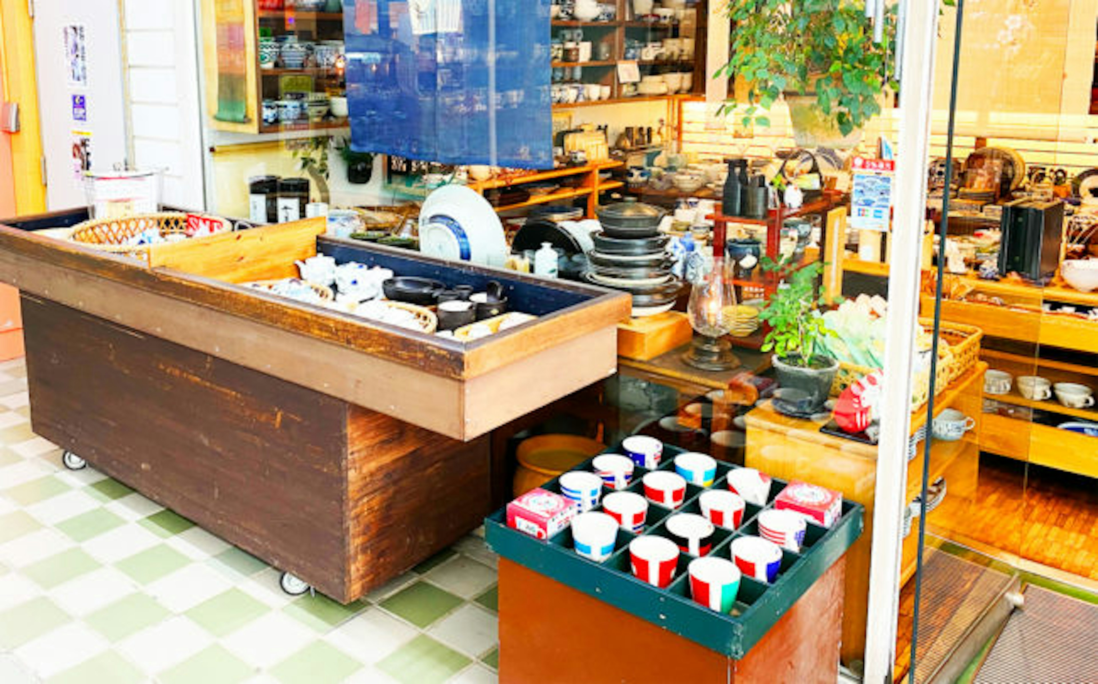 多彩な食器が揃うおしゃれな雑貨店の店内風景