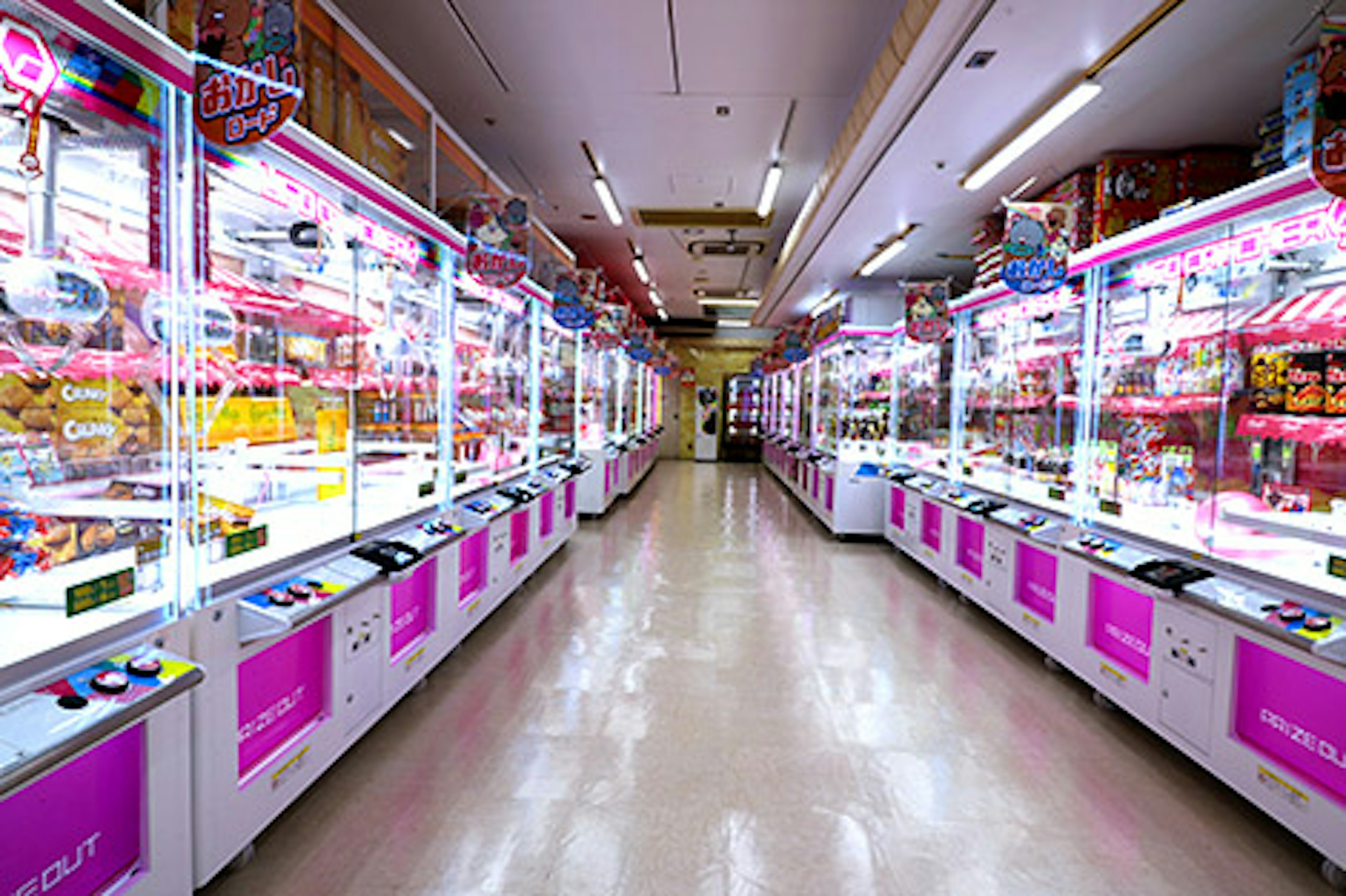 アドアーズの店内。通路の両側にクレーンゲームがずらっと並んでいる。