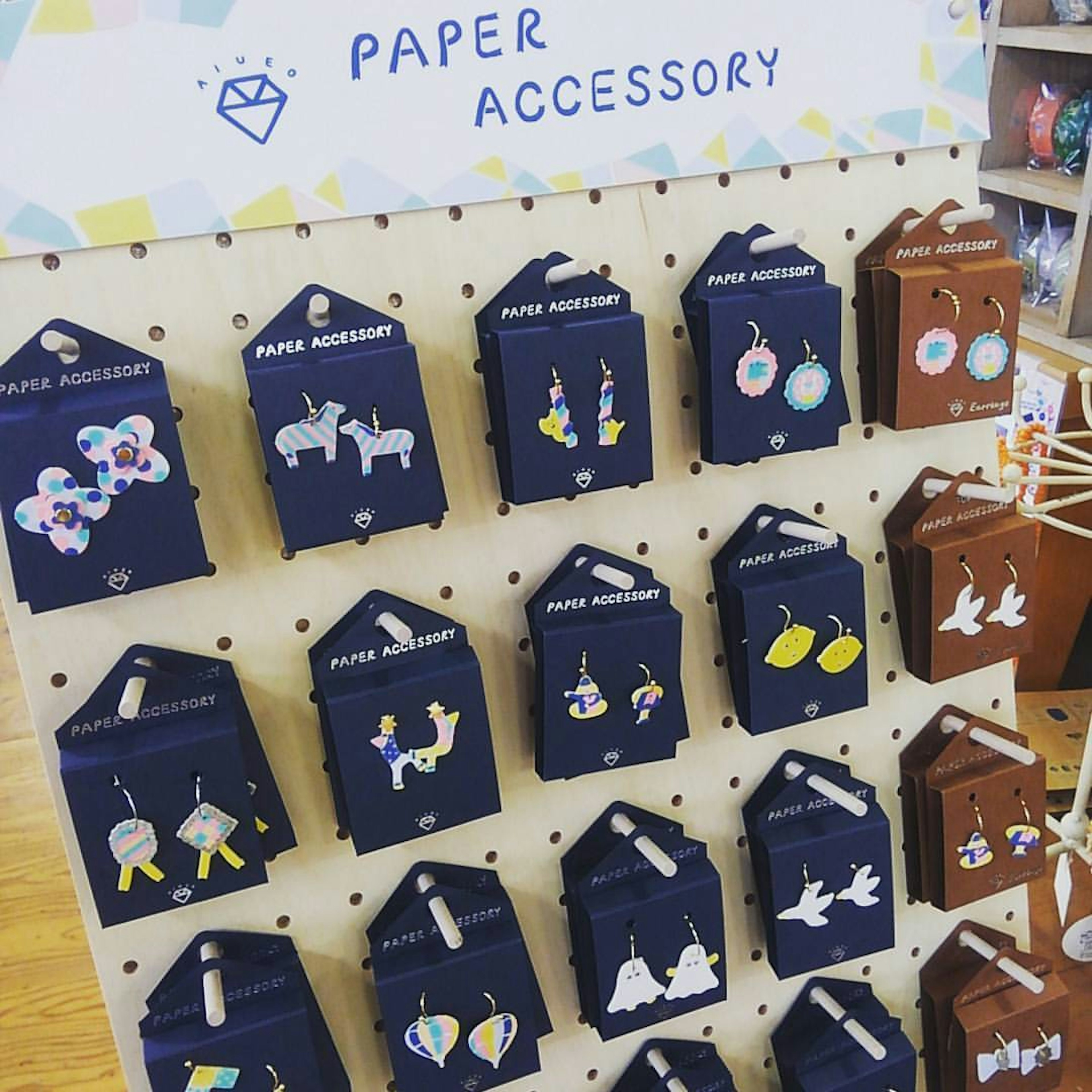 ユニークなデザインの紙製アクセサリーが並ぶ店内