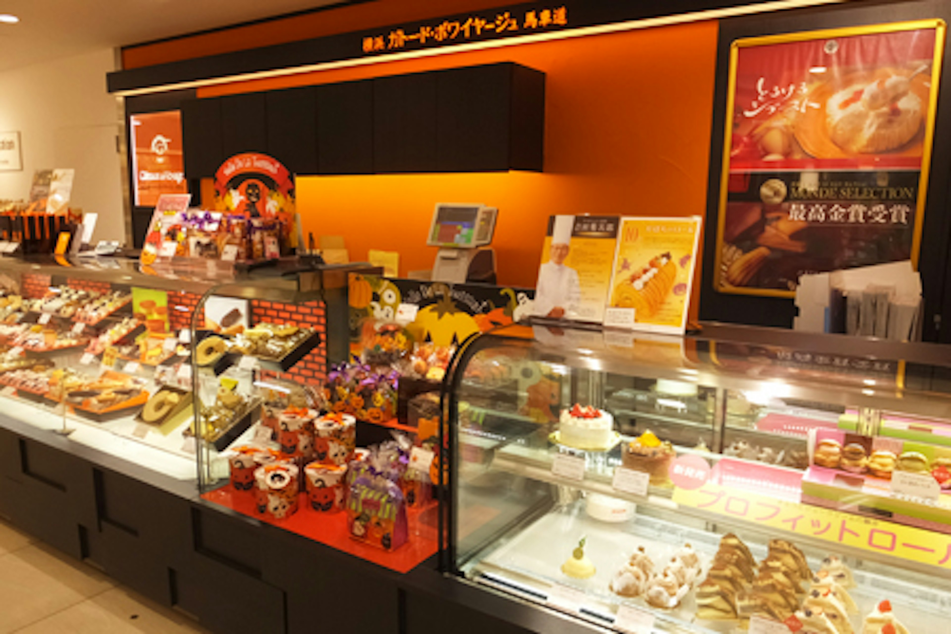 色とりどりのお菓子が並ぶ、魅力的なスイーツショップ