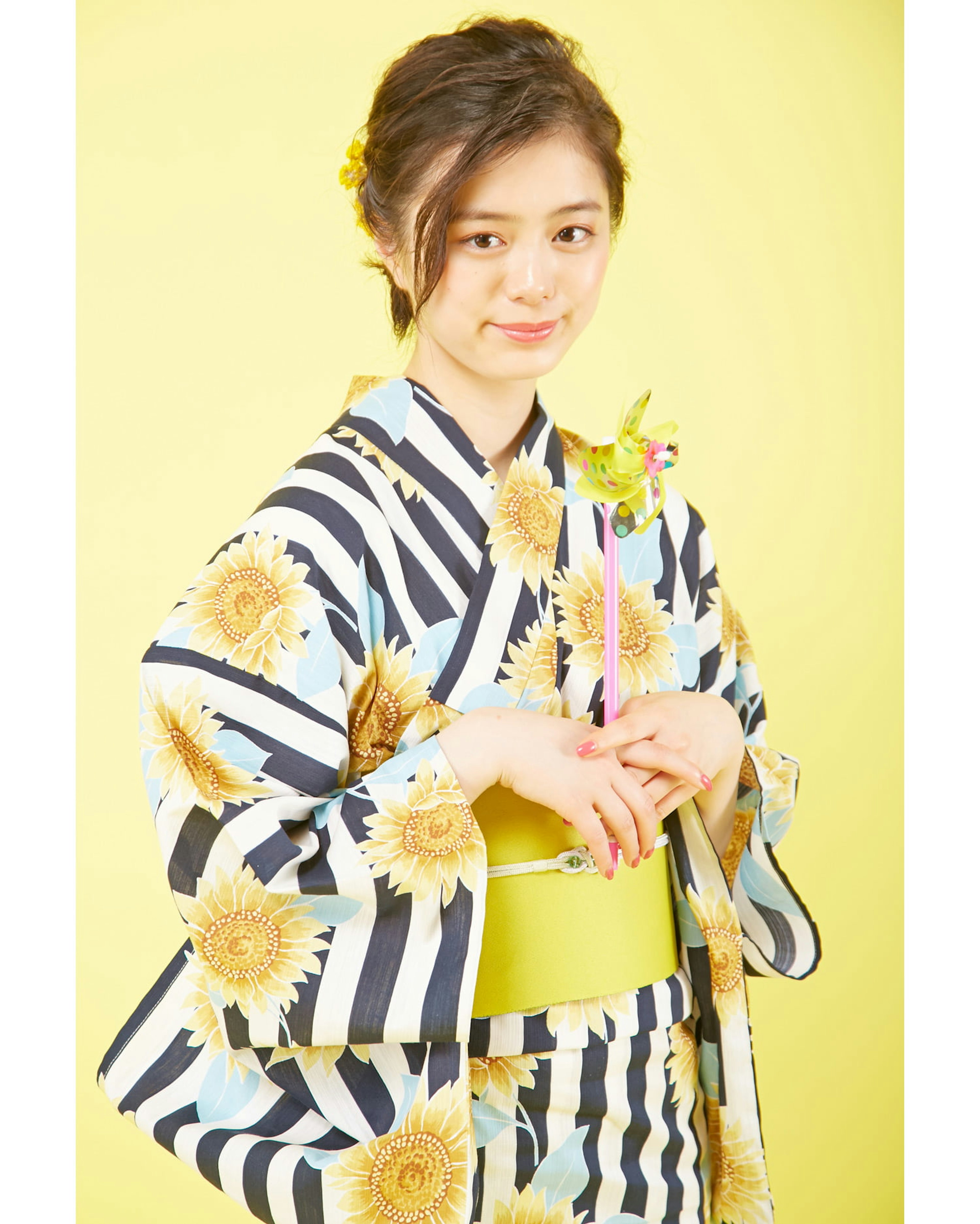 ひまわり柄の浴衣で夏祭りを楽しむ女性