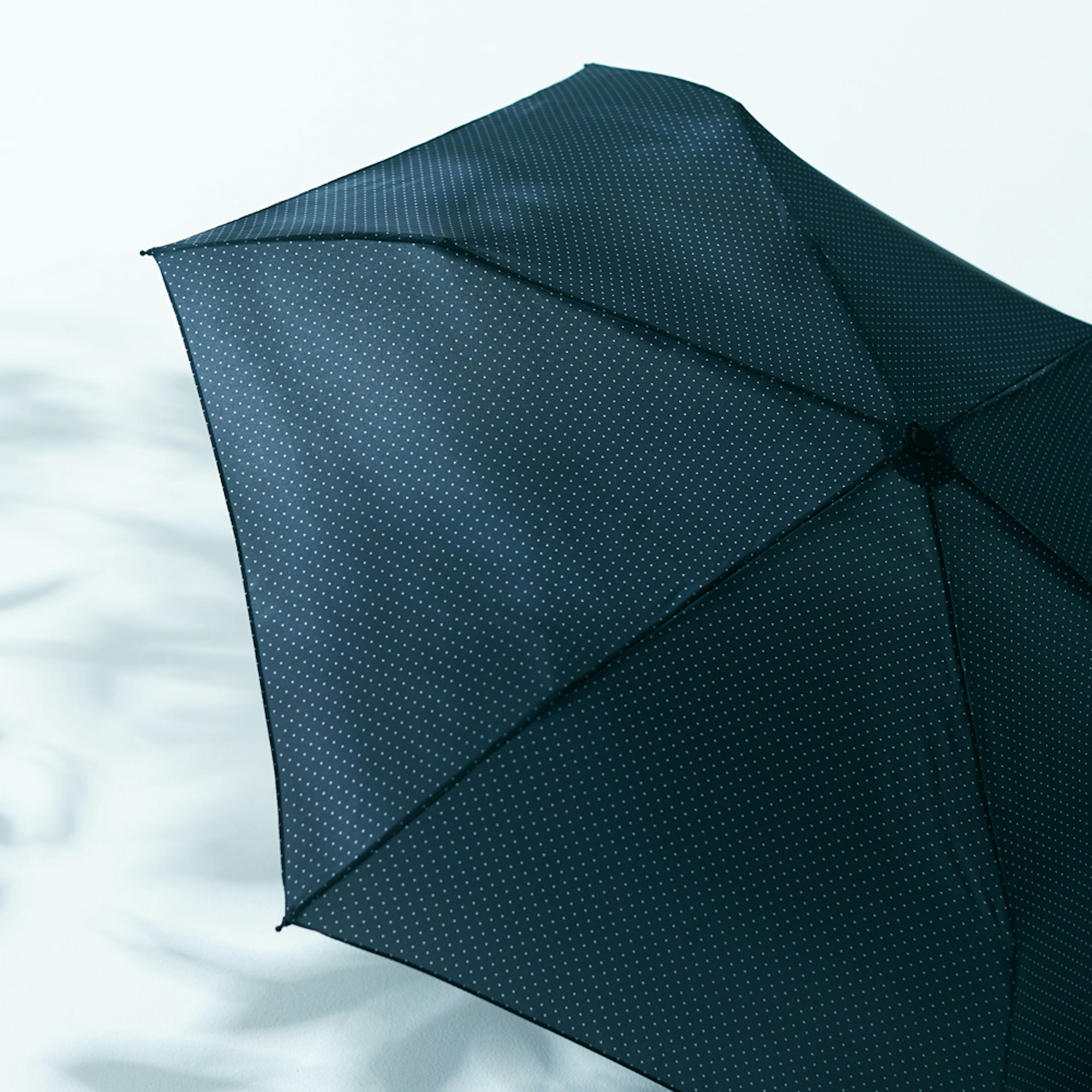 シンプルでおしゃれなドット柄の傘、雨の日も楽しく