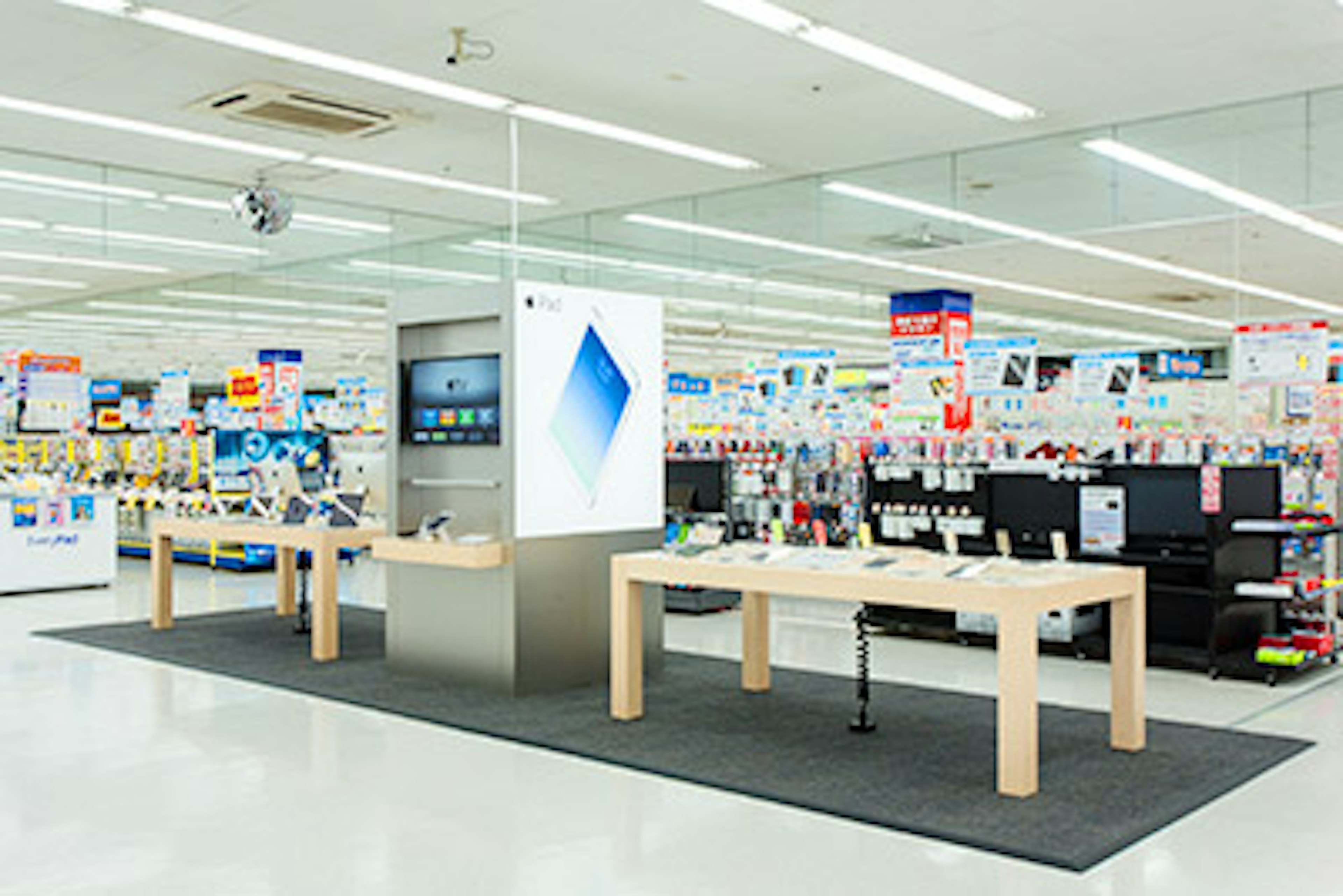 最新のapple製品が揃う明るい店内で体験できます