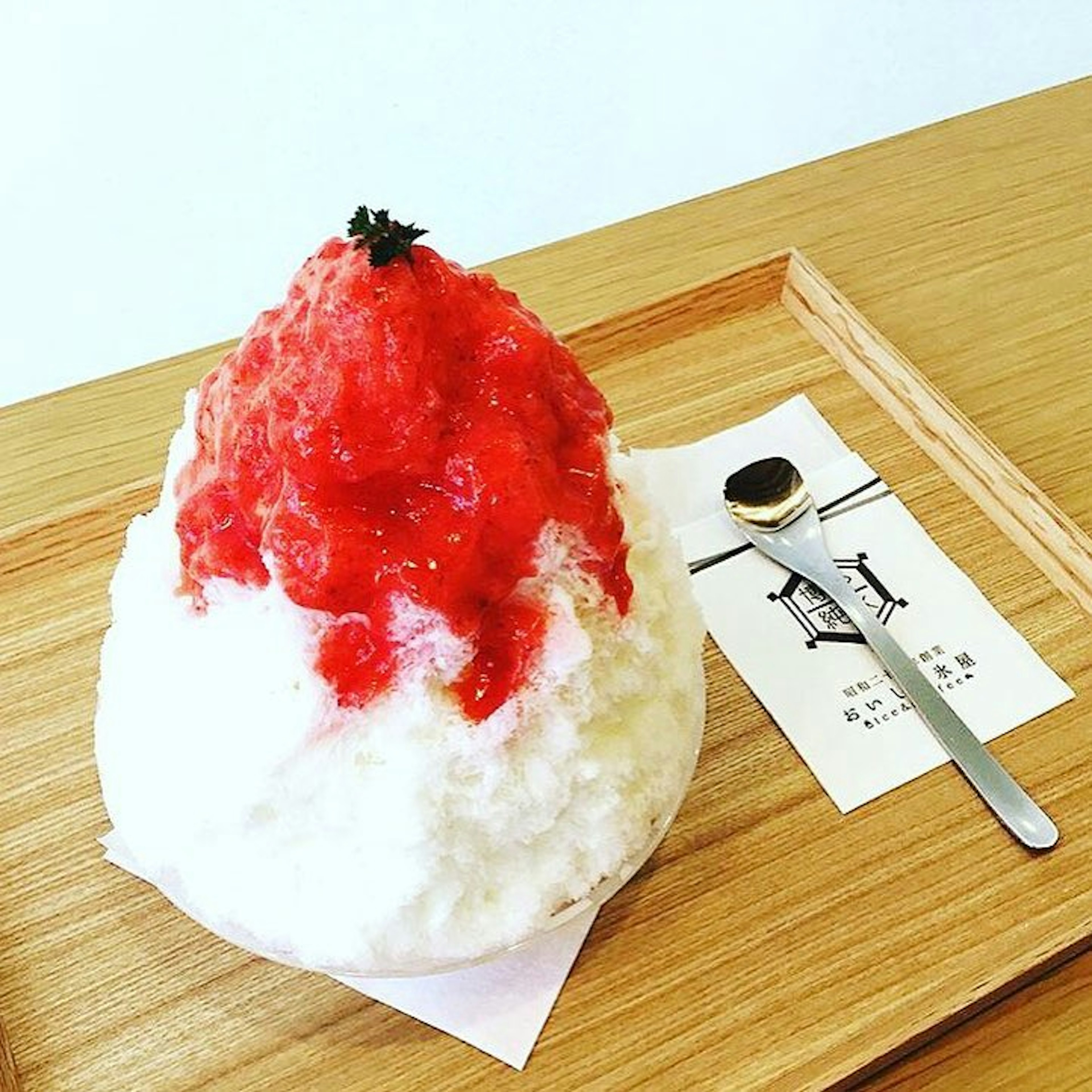ふわふわのかき氷にたっぷりの苺ソースが絶品