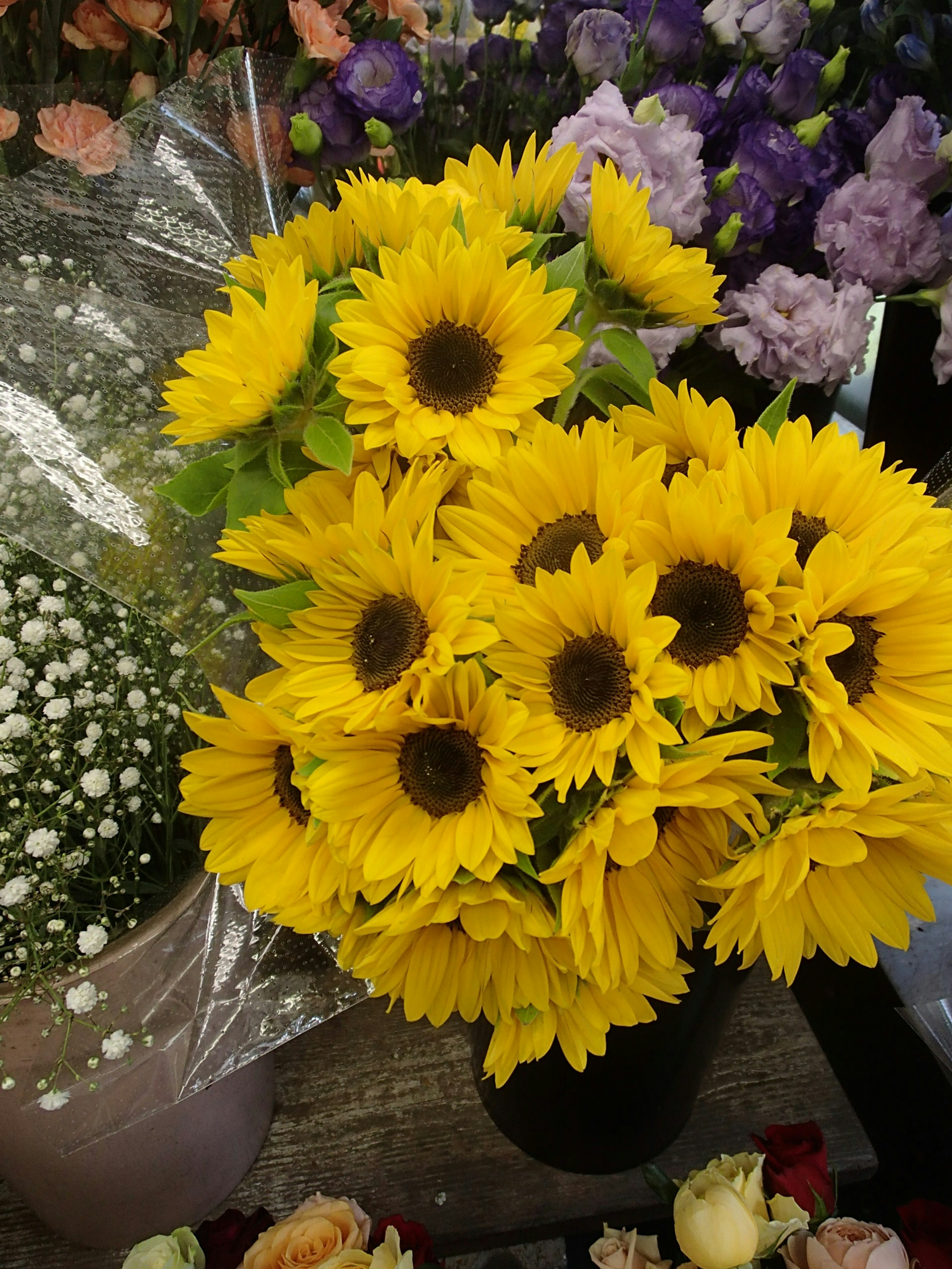 鮮やかなひまわりが並ぶ花屋で心温まるひとときを