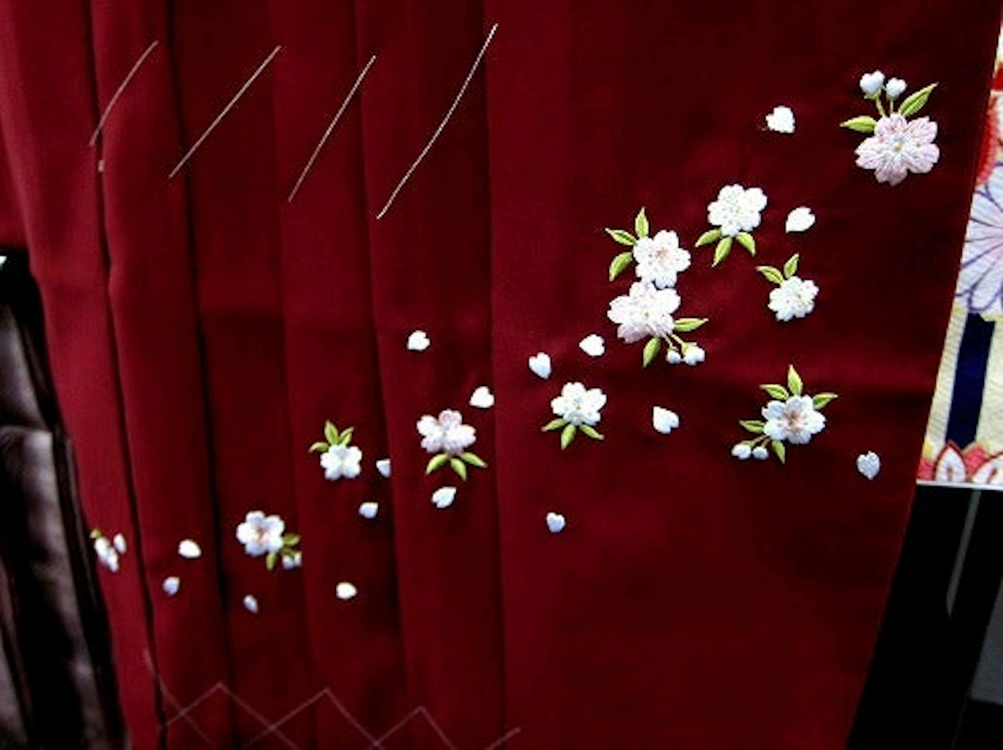 美しい刺繍が施された上品な赤い袴