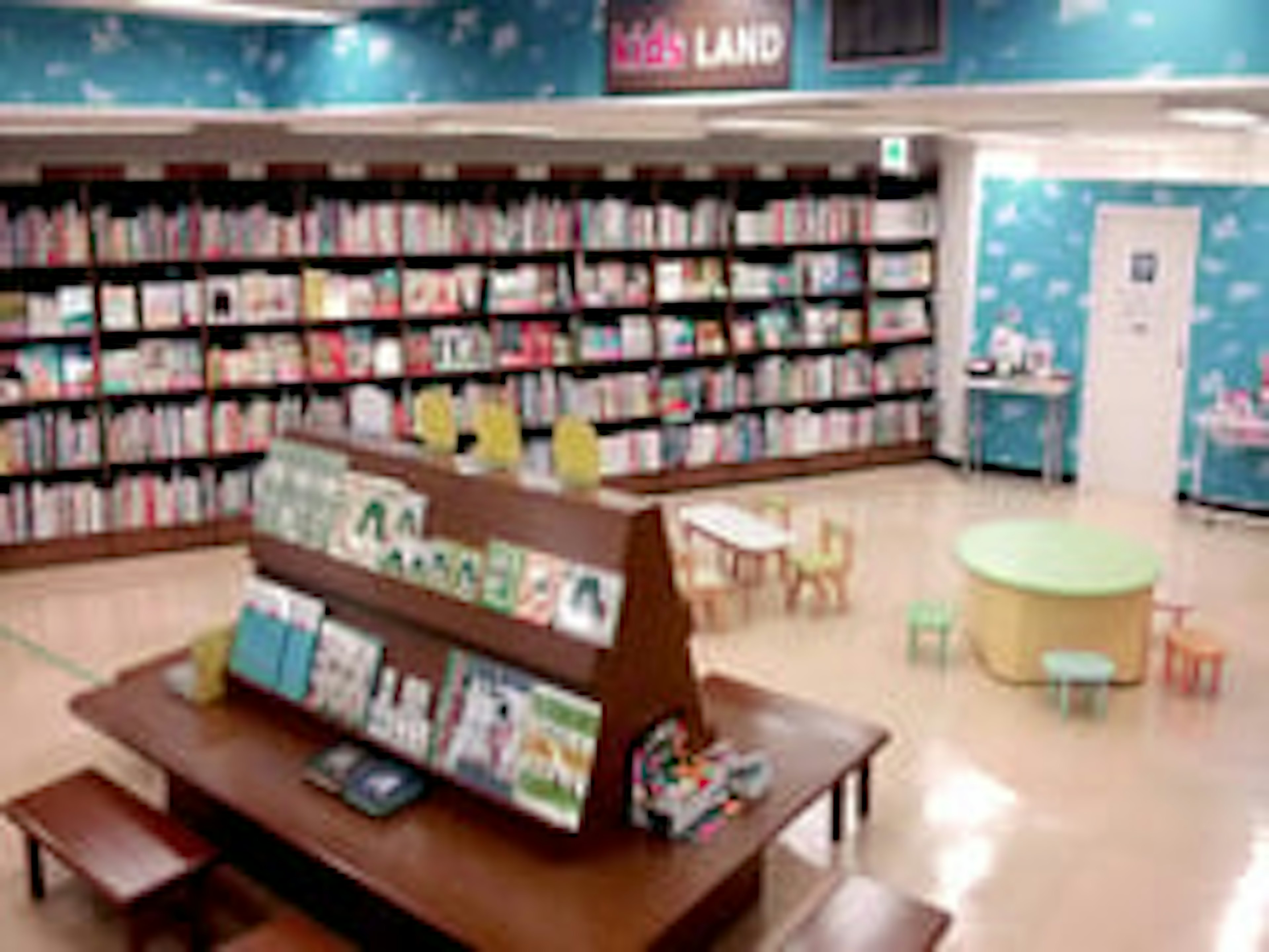 文房具と本が揃う、落ち着いた雰囲気の店内