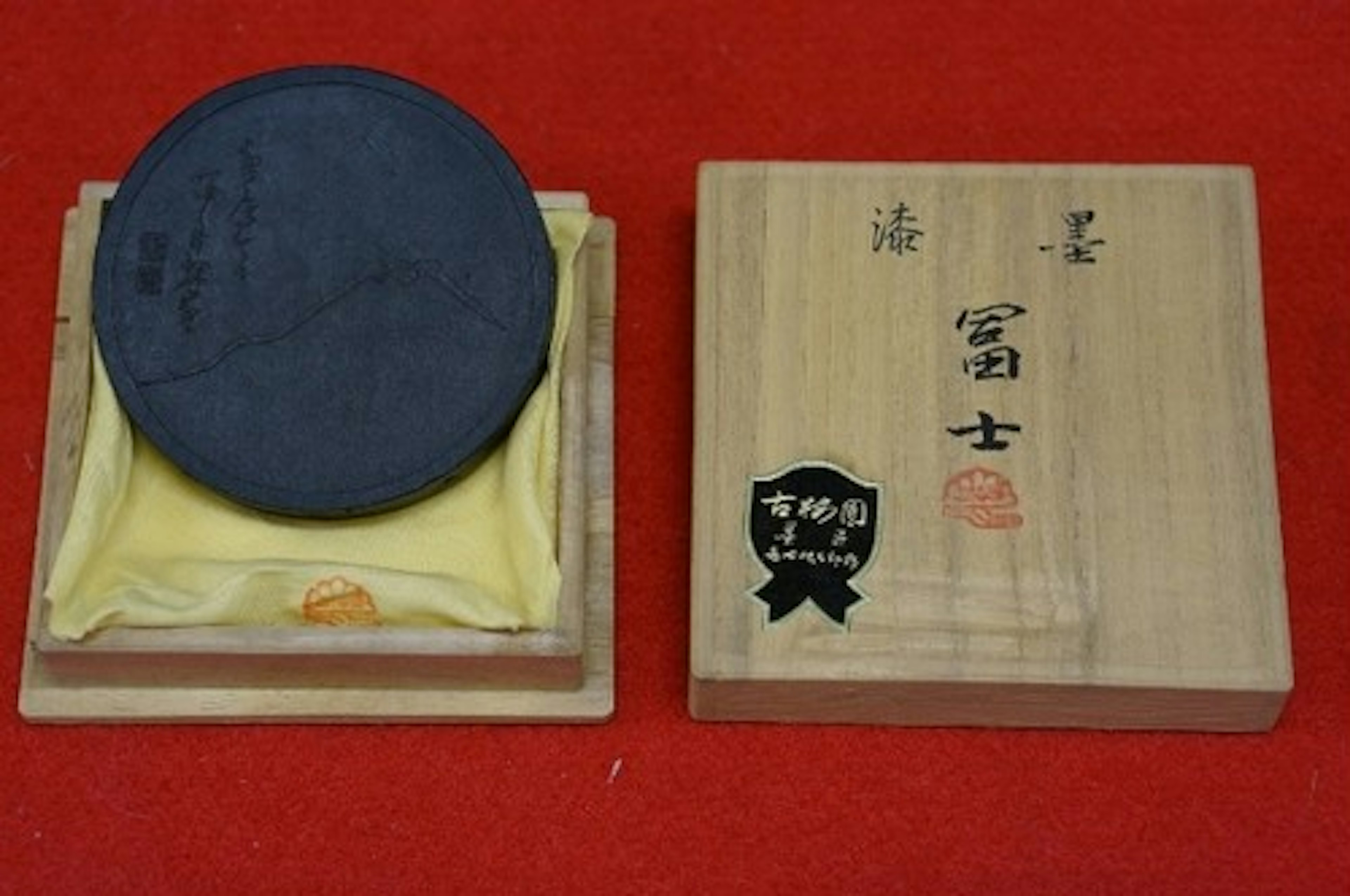伝統的な文房具、富士山を描いた高級墨