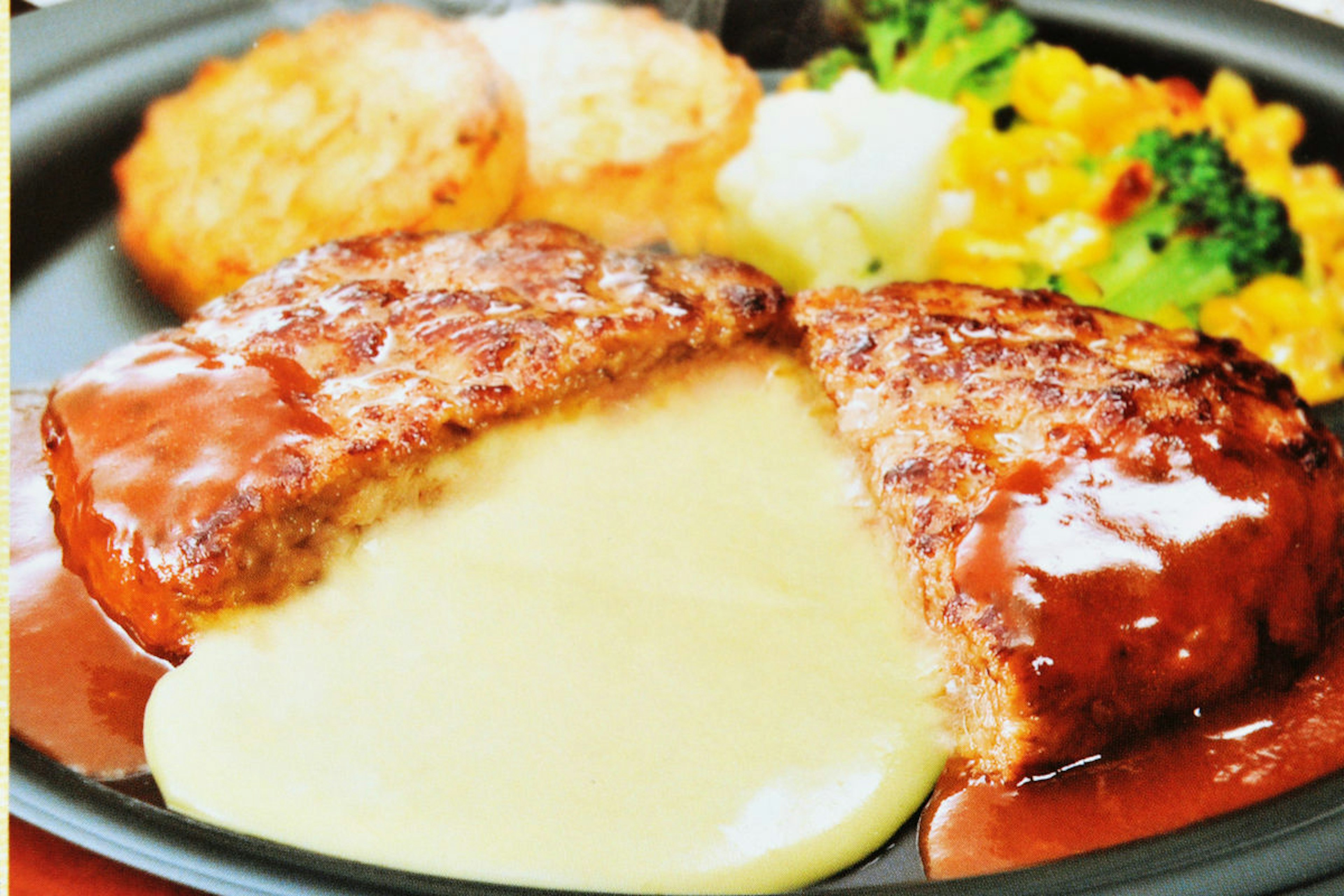 とろけるチーズがたっぷりのジューシーハンバーグ