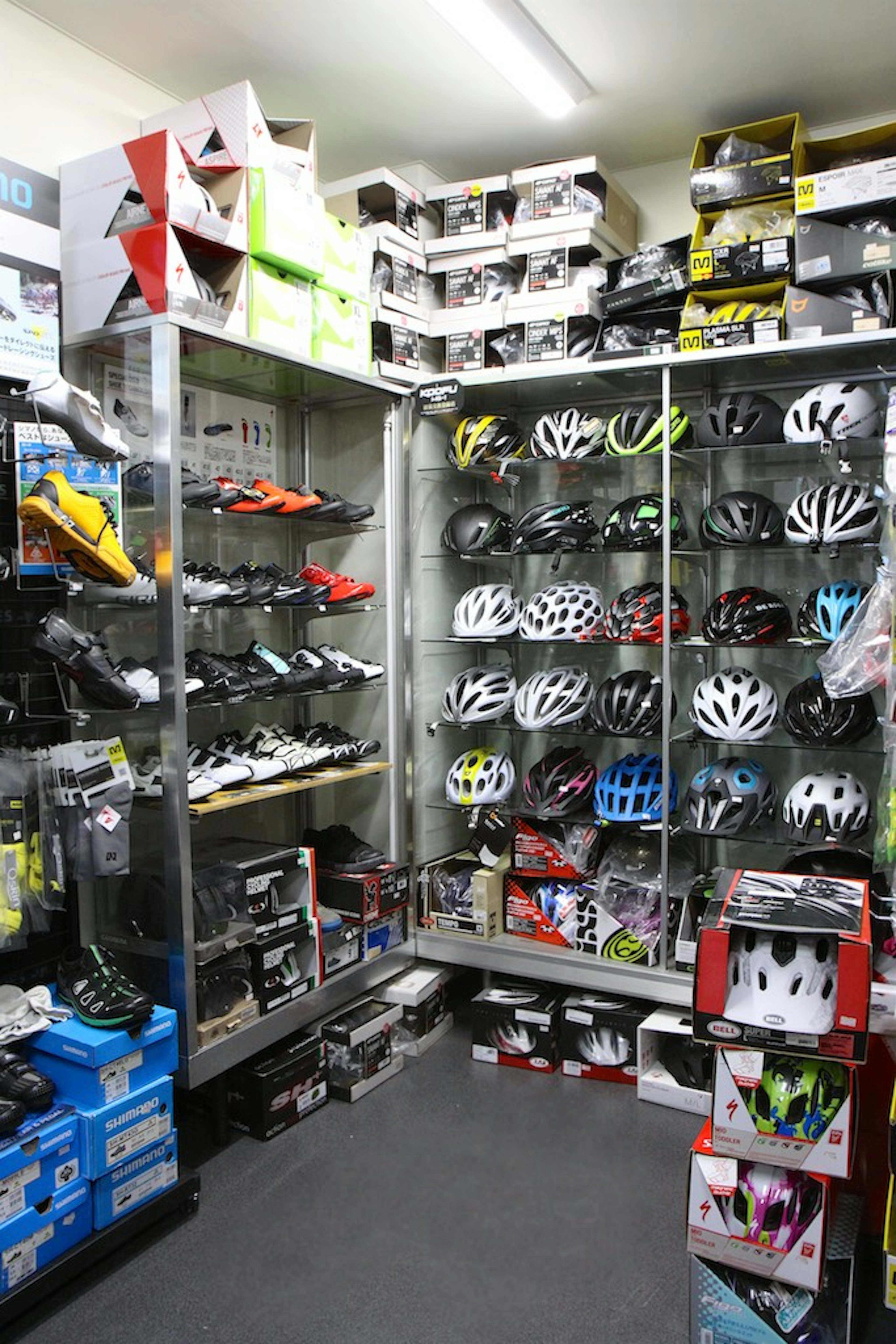 自転車用ヘルメットとシューズが豊富に揃う専門店