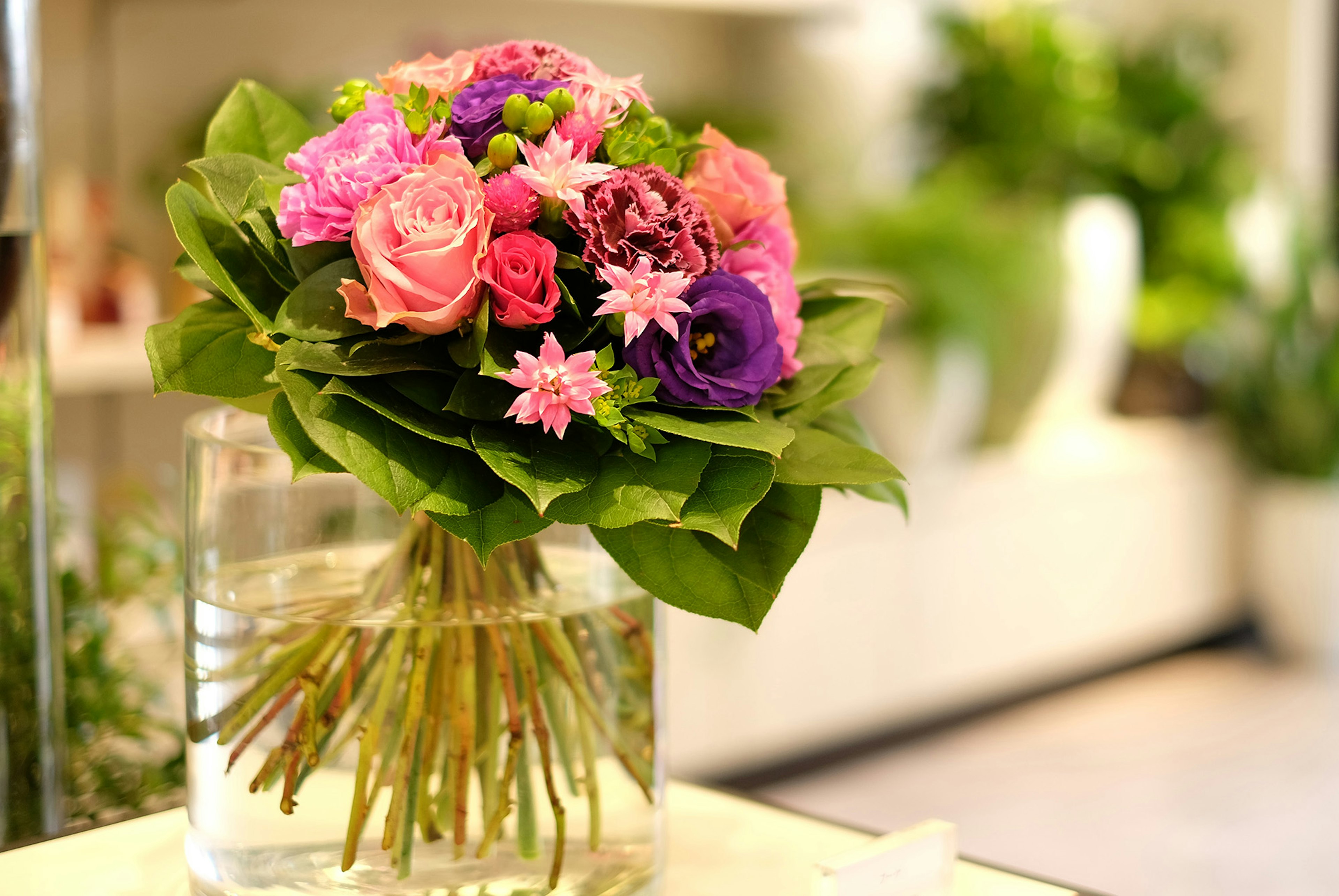 色鮮やかな花束が並ぶ花屋で癒しのひとときを