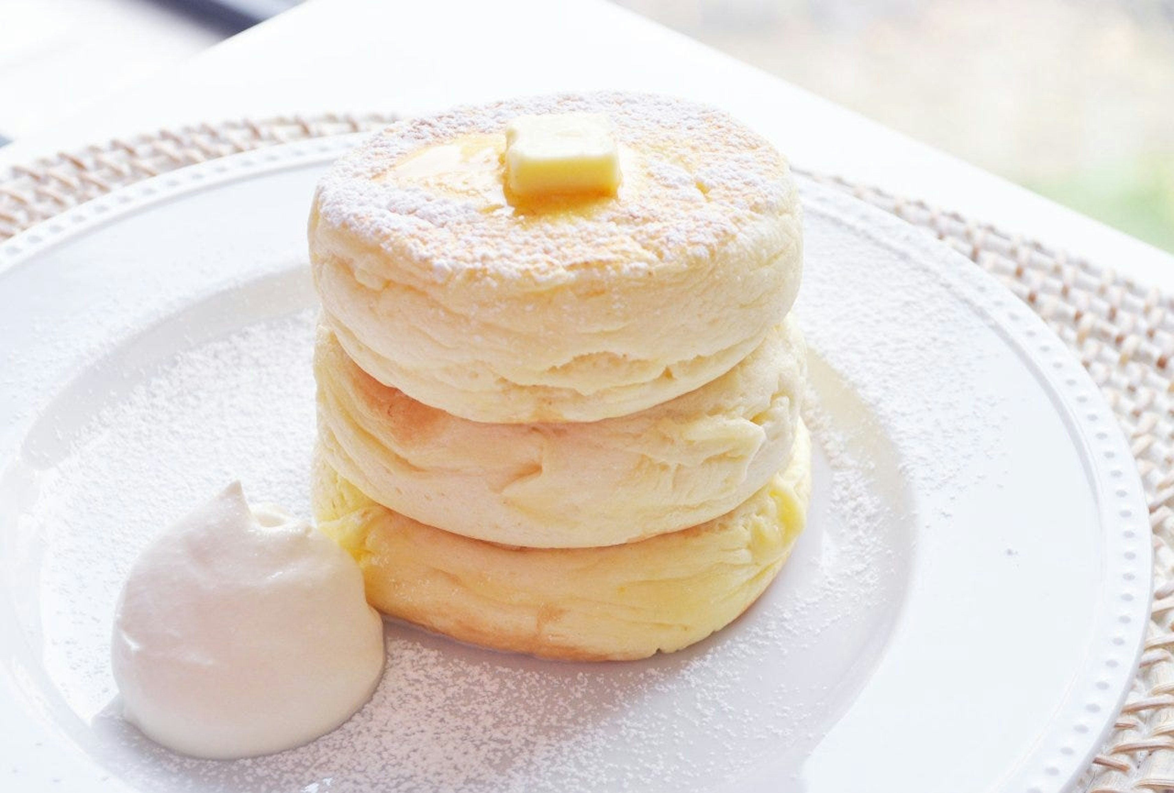 ふわふわパンケーキが楽しめるカフェのソファ席