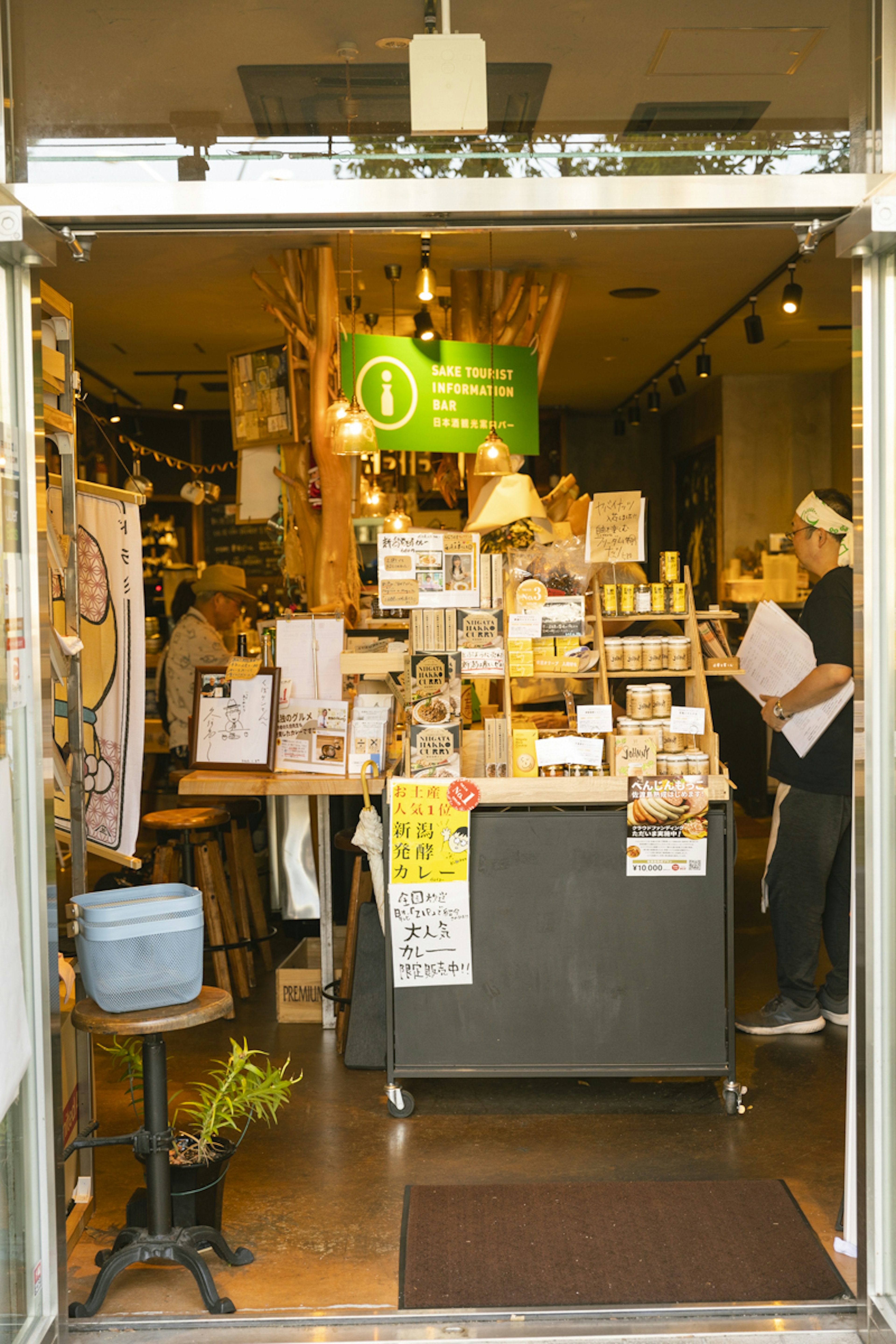 Niigata food campus SUZUVEL TABIBAR＆CAFEの店内