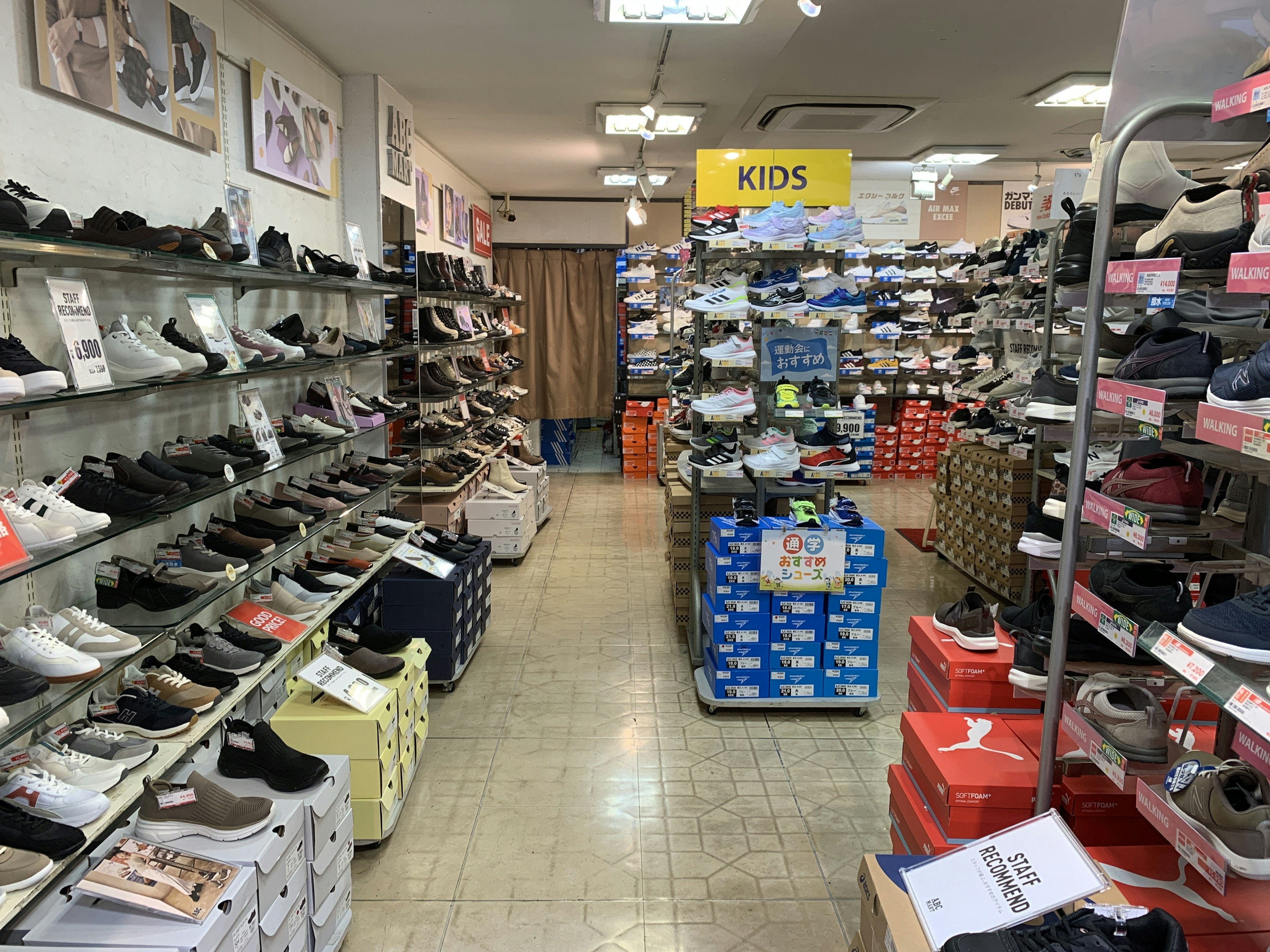 豊富な靴の品揃えで、家族全員が満足できるお店