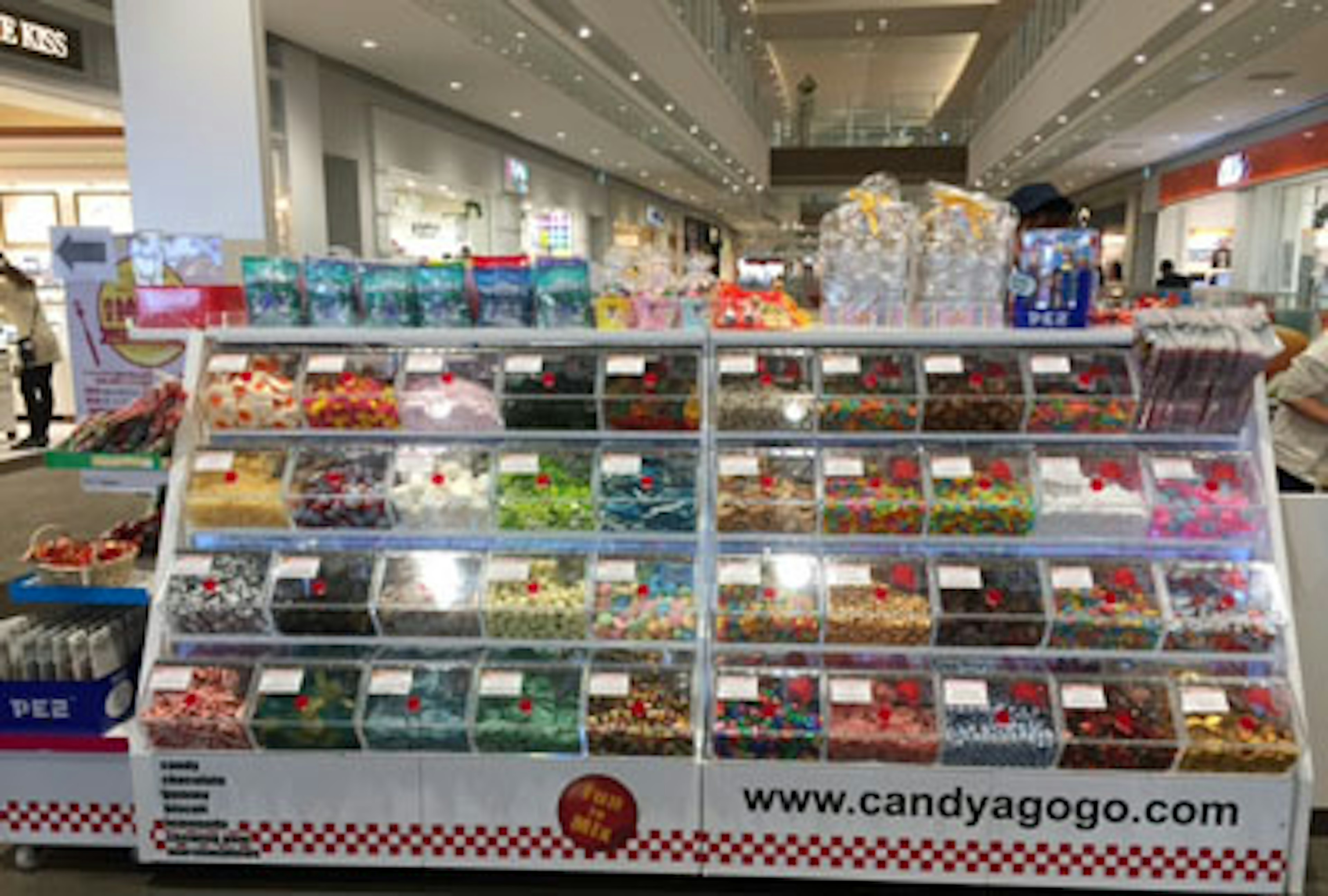 カラフルなキャンディが並ぶお土産に最適なショップ