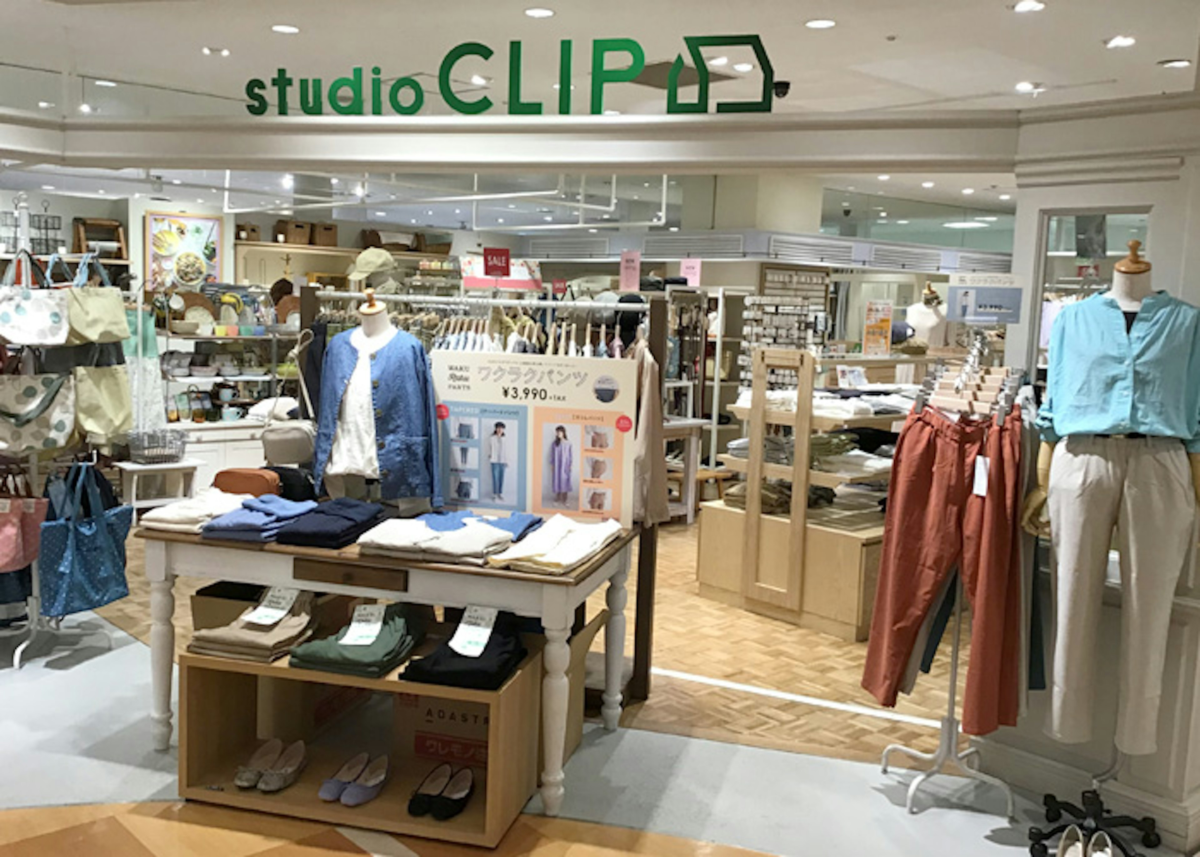 おしゃれなアクセサリーと洋服が揃う人気のショップ