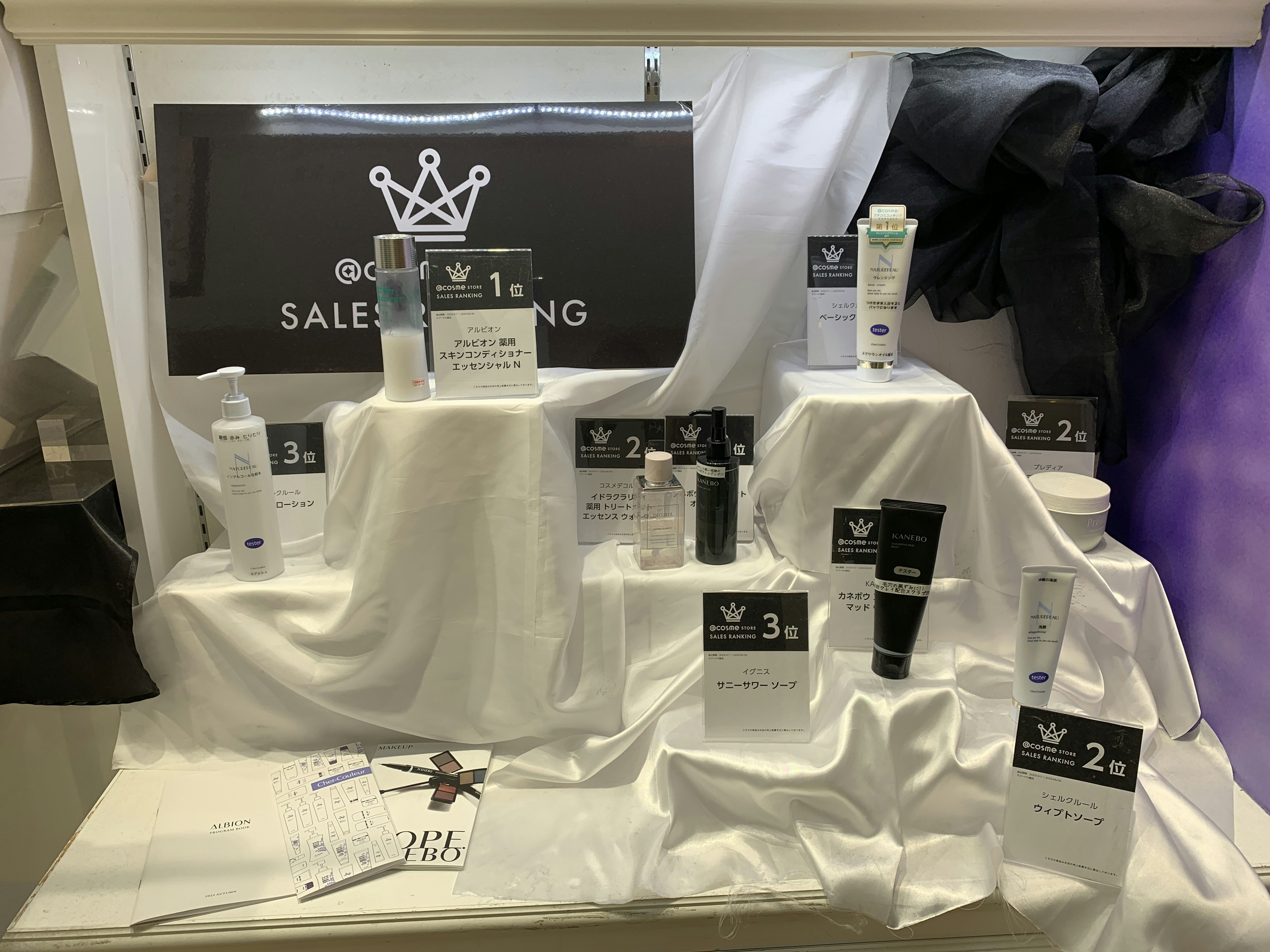人気の香水とスキンケア商品が揃うお店の展示