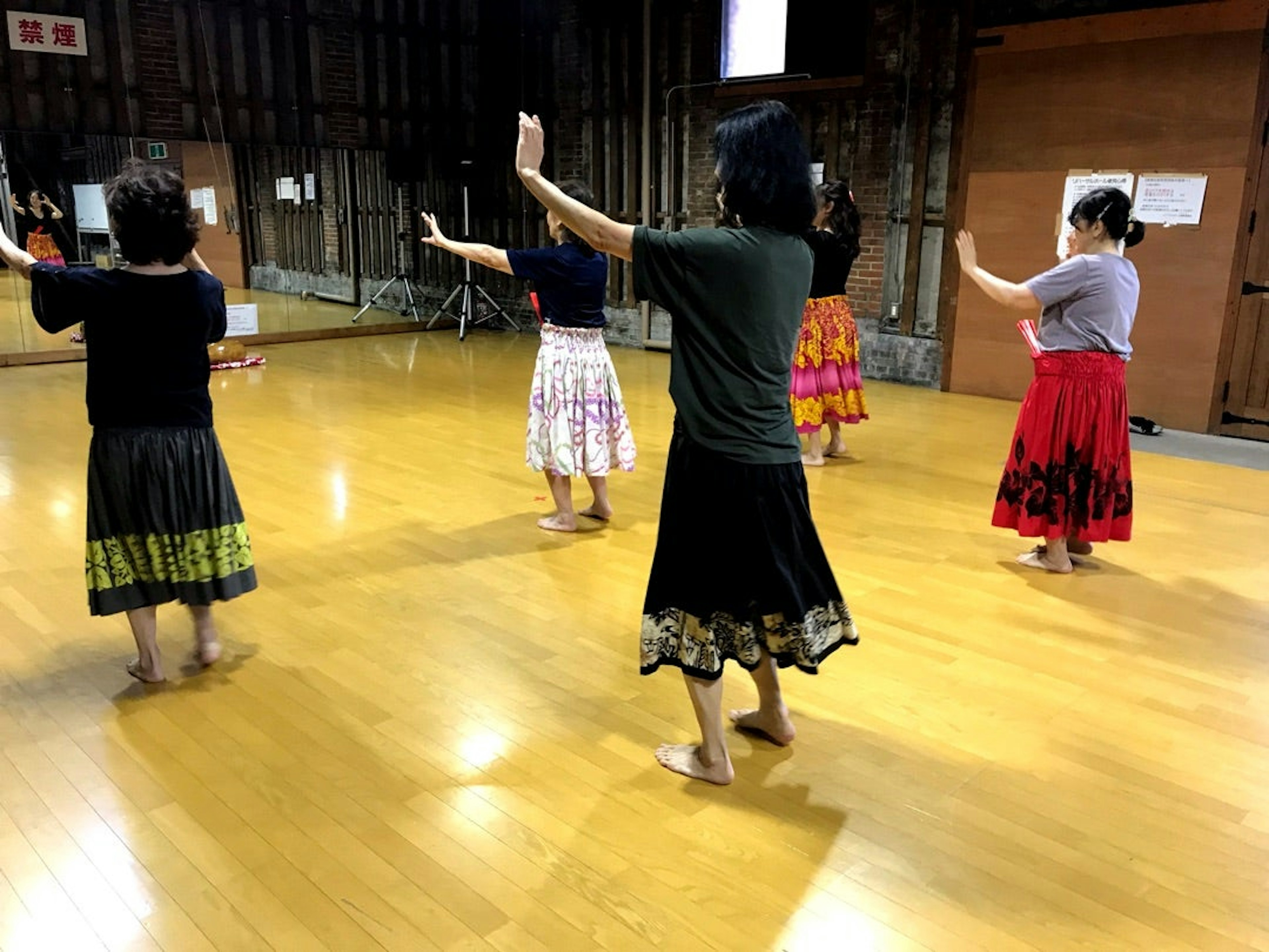 フラダンス教室でリラックスしながら楽しく踊る女性たち