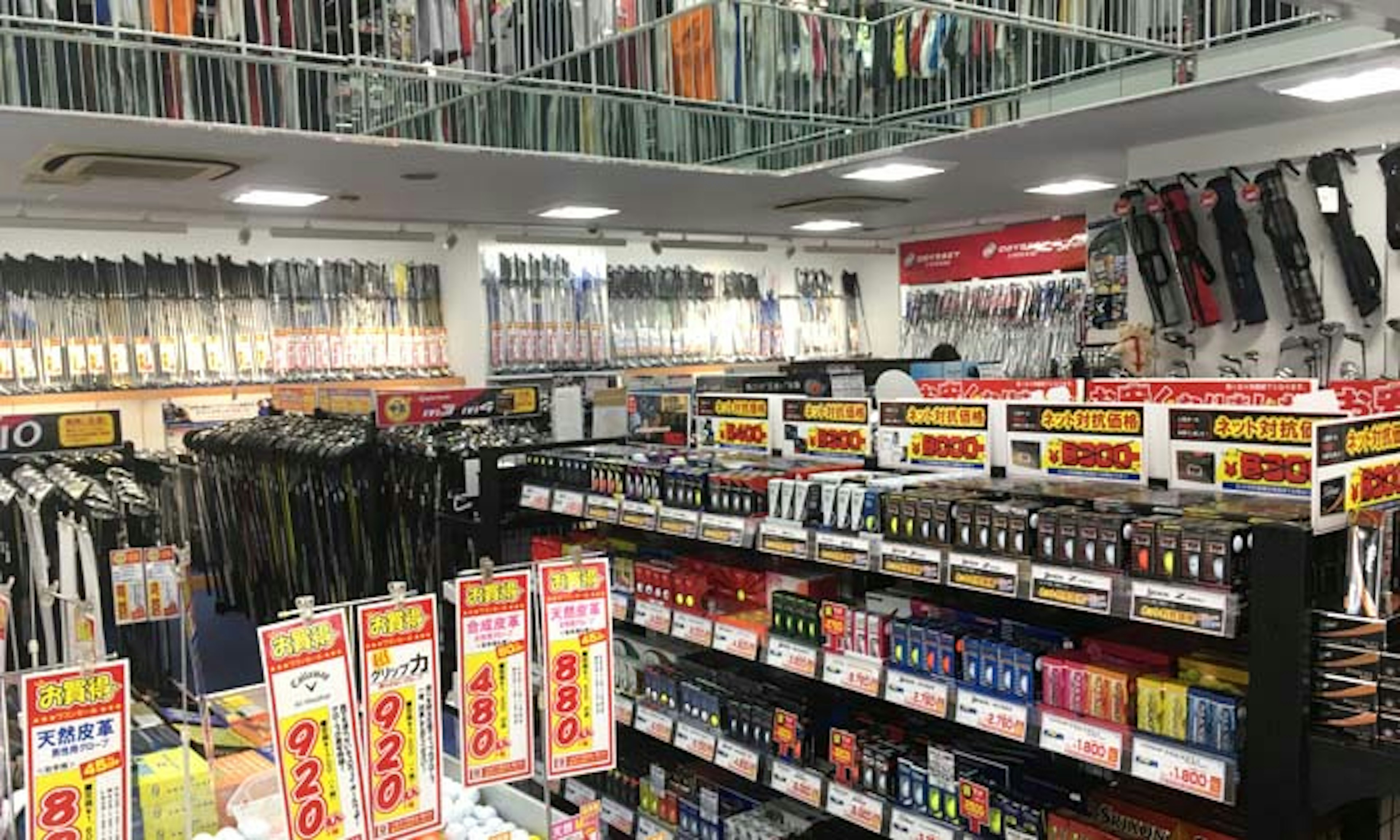 豊富な品揃えのゴルフショップで、初心者から上級者まで満足