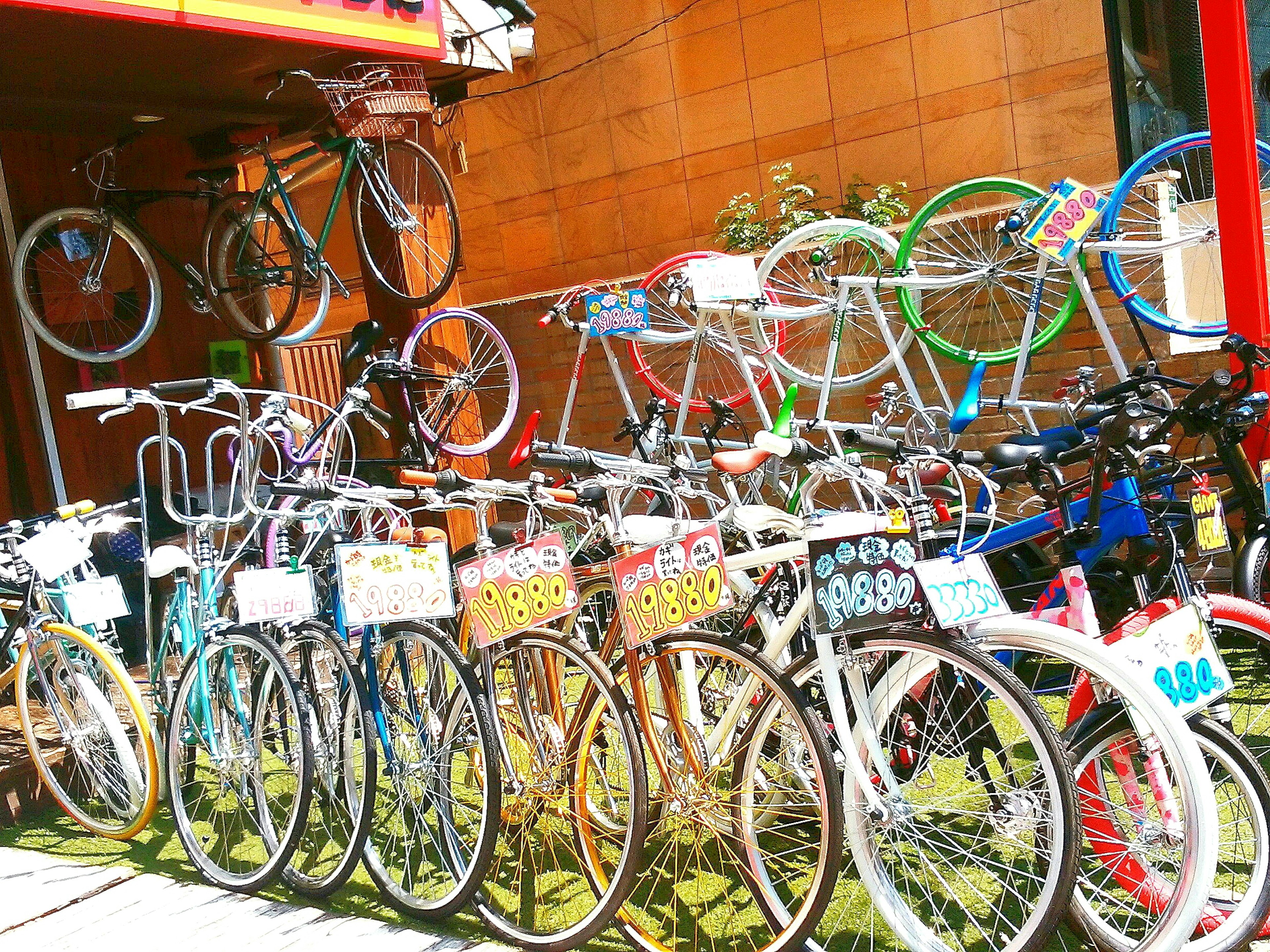 多彩な自転車が並ぶ店先でお気に入りを見つけよう