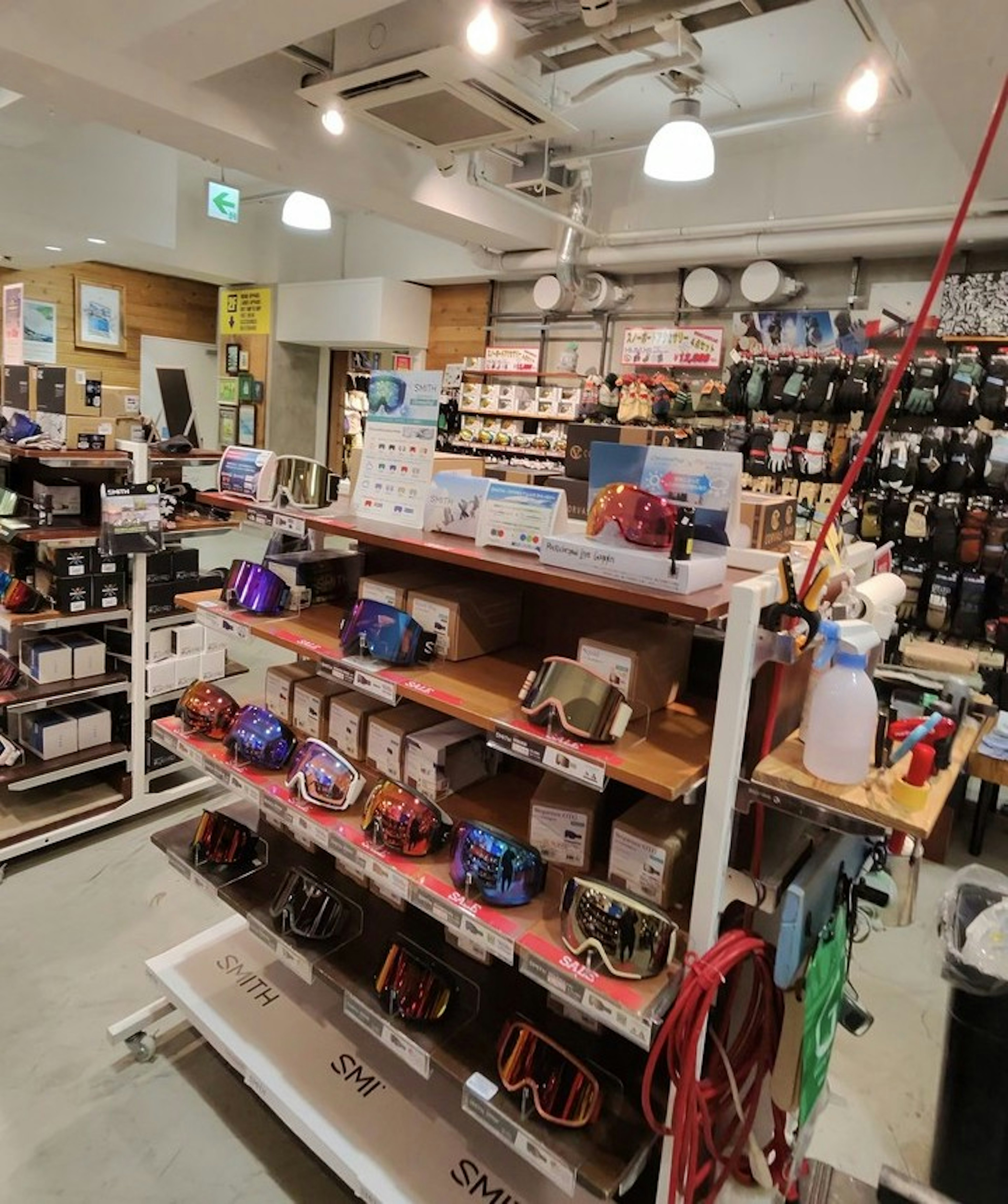 ゴーグルやグローブが並ぶ店内