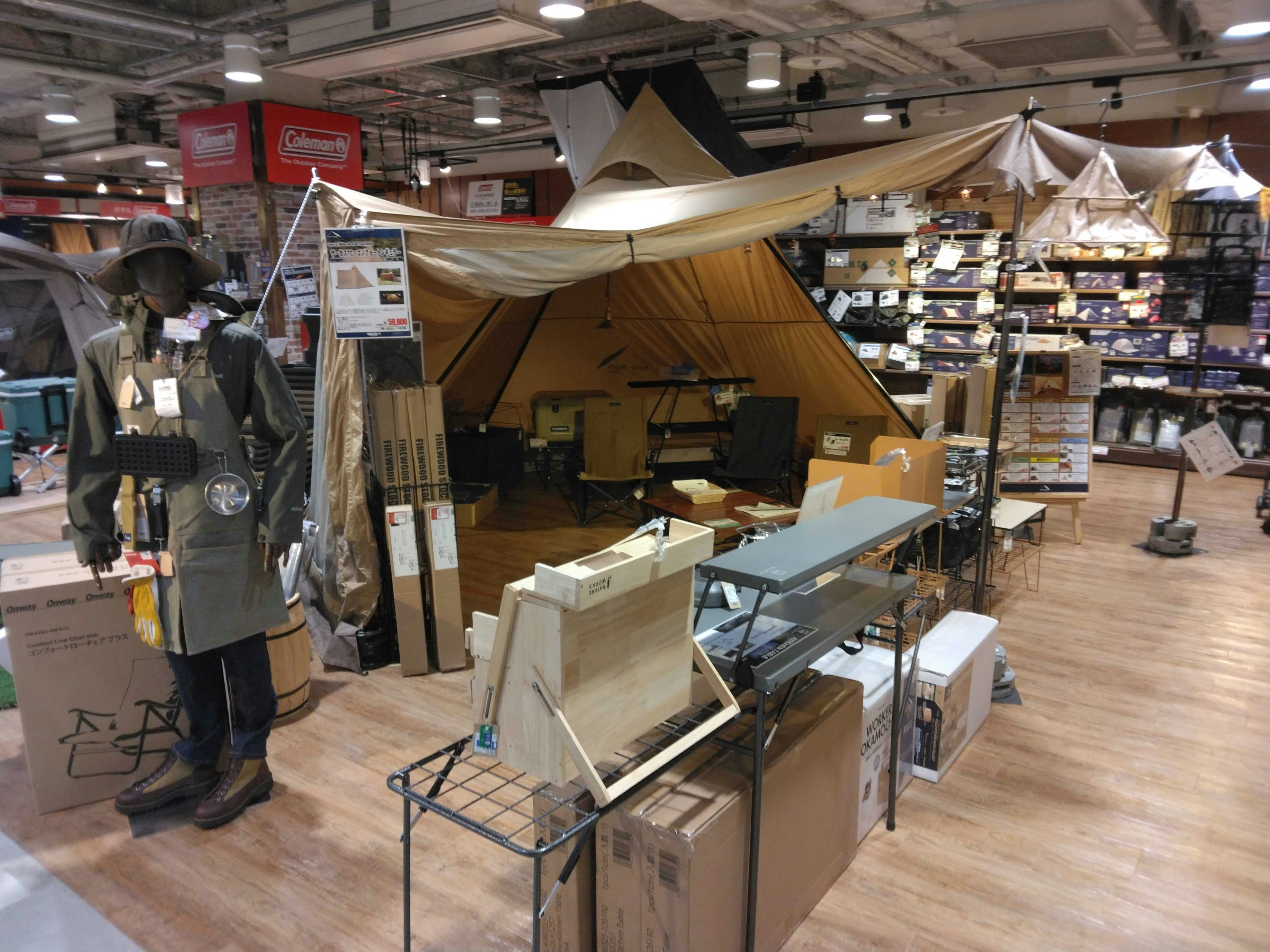 アウトドア用品店「WILD-1」の店内。テントやキャンプ用品が展示され、調理器具もそろっている。広々とした売り場。