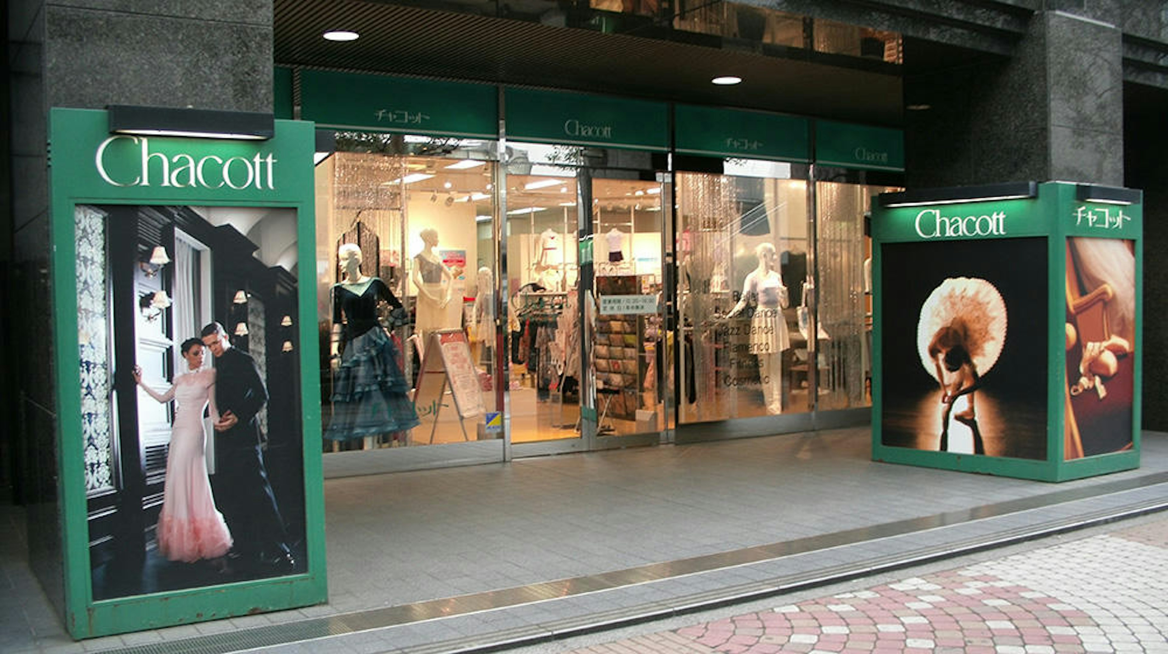 高品質なヨガウェアが揃うおしゃれな店舗
