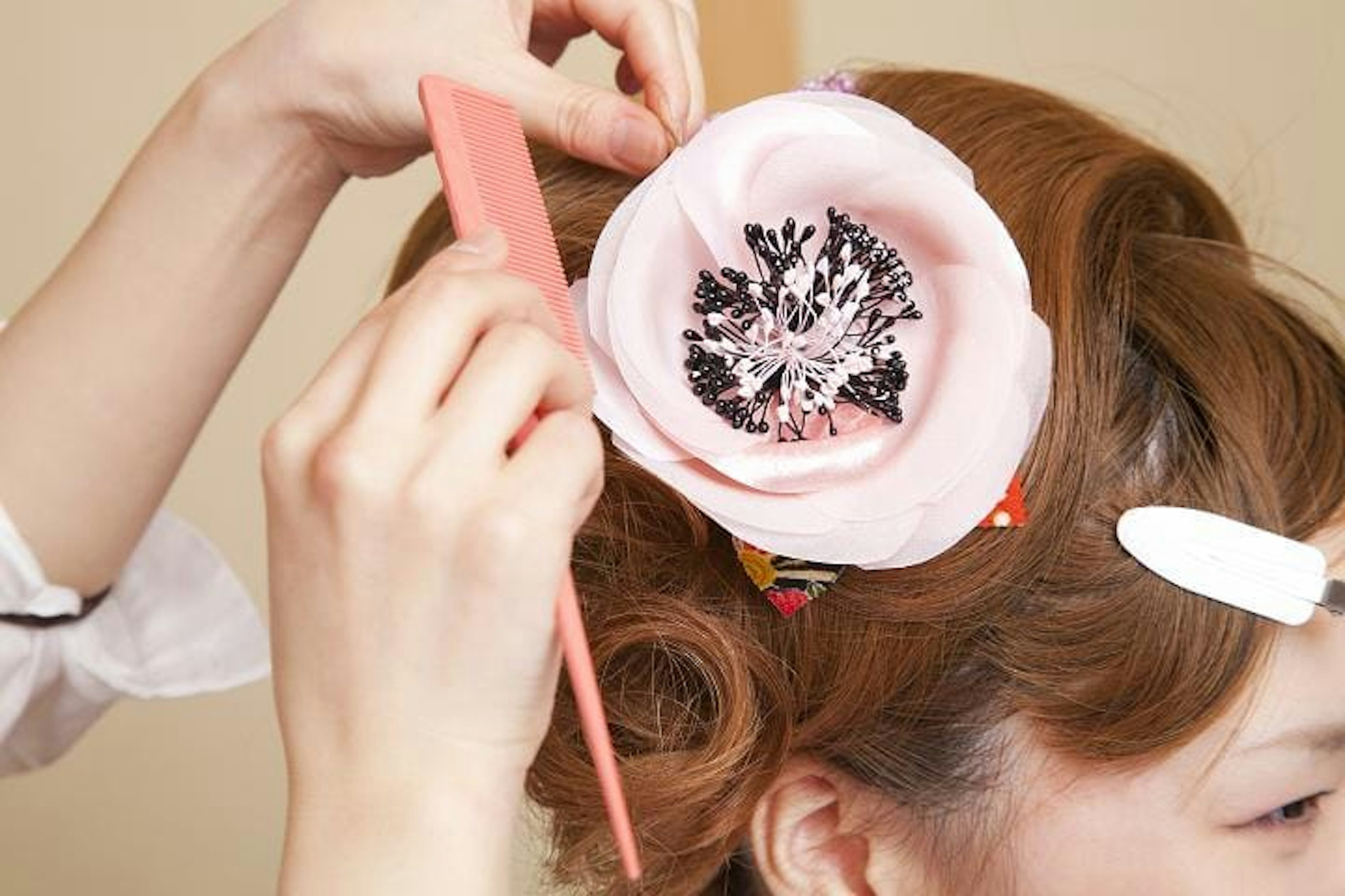 華やかなパーティードレスにぴったりのヘアアレンジ