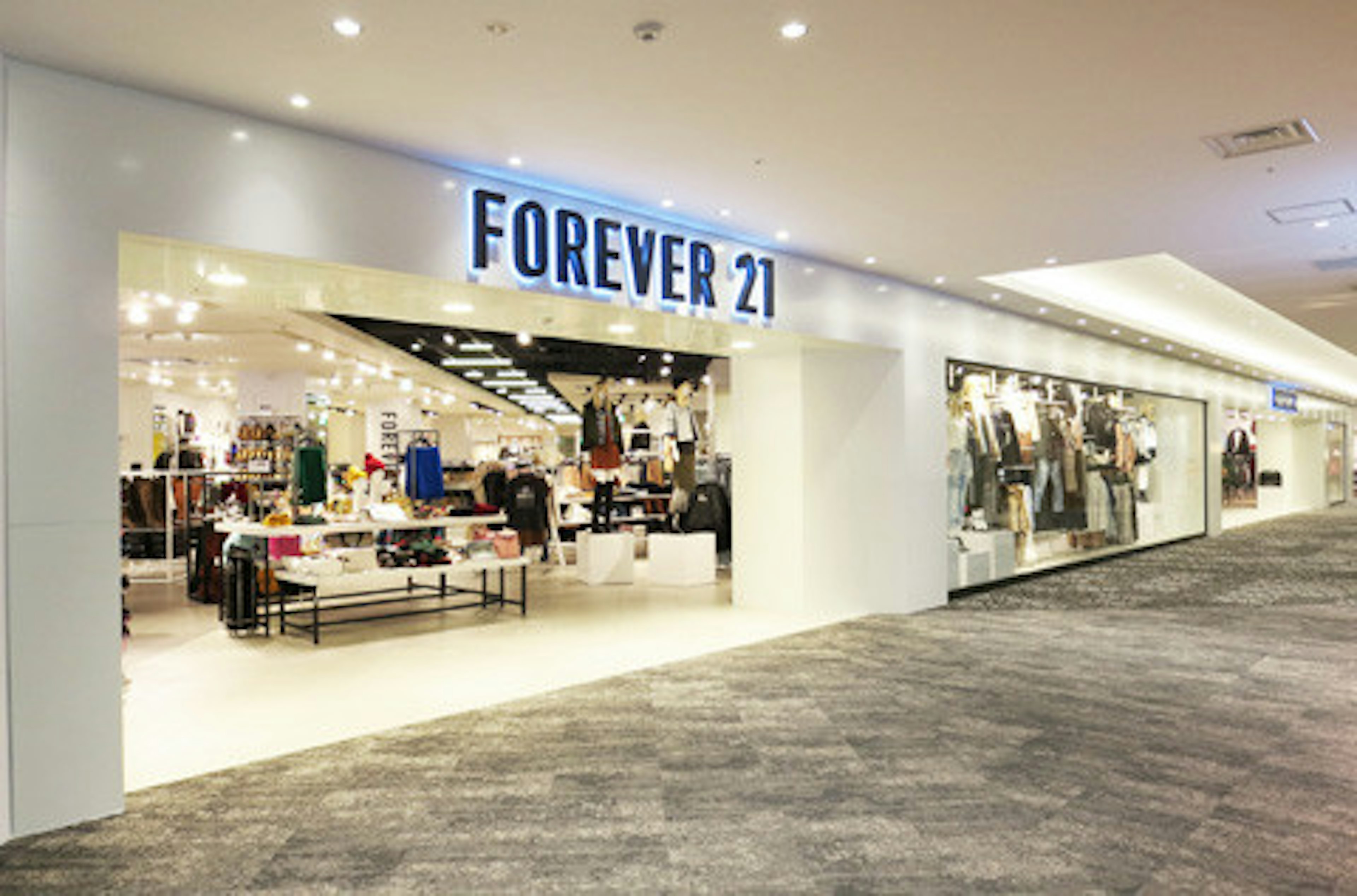 最新のメンズファッションが揃うおしゃれな店舗