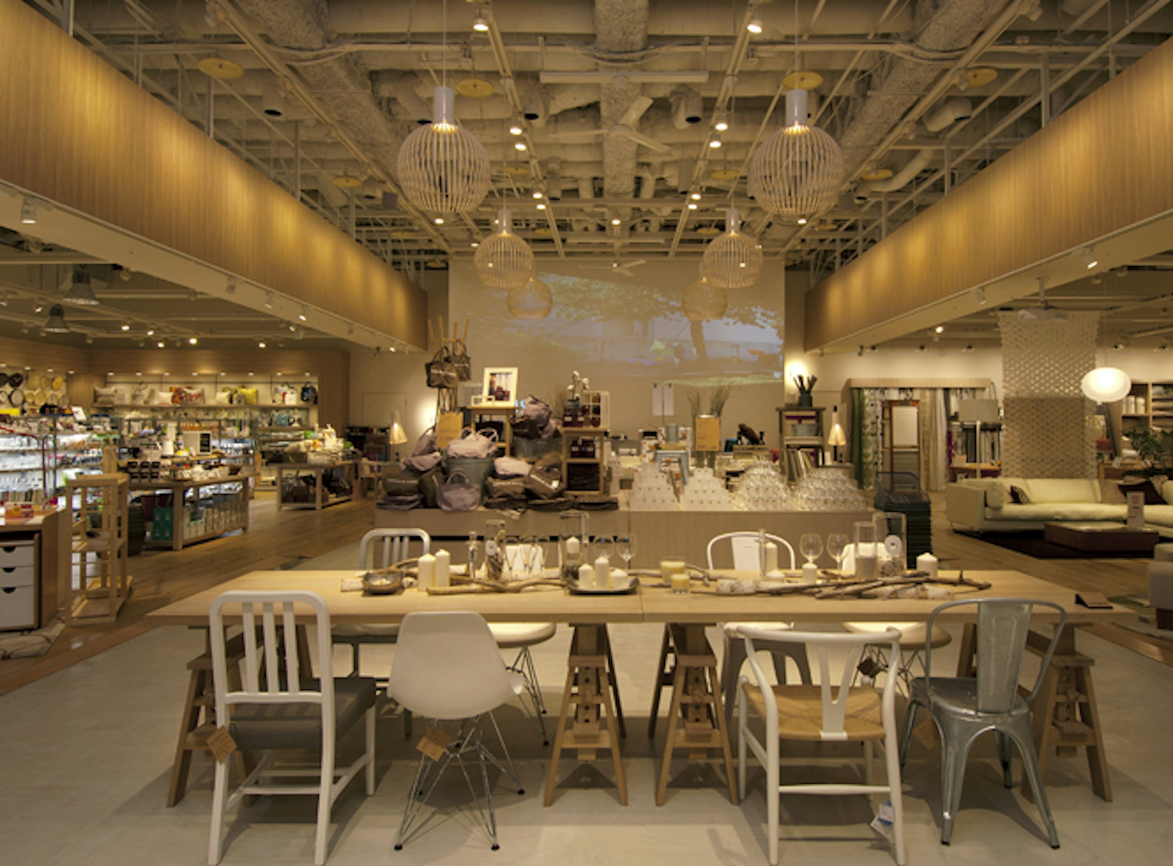 おしゃれなインテリアが揃う広々とした店内