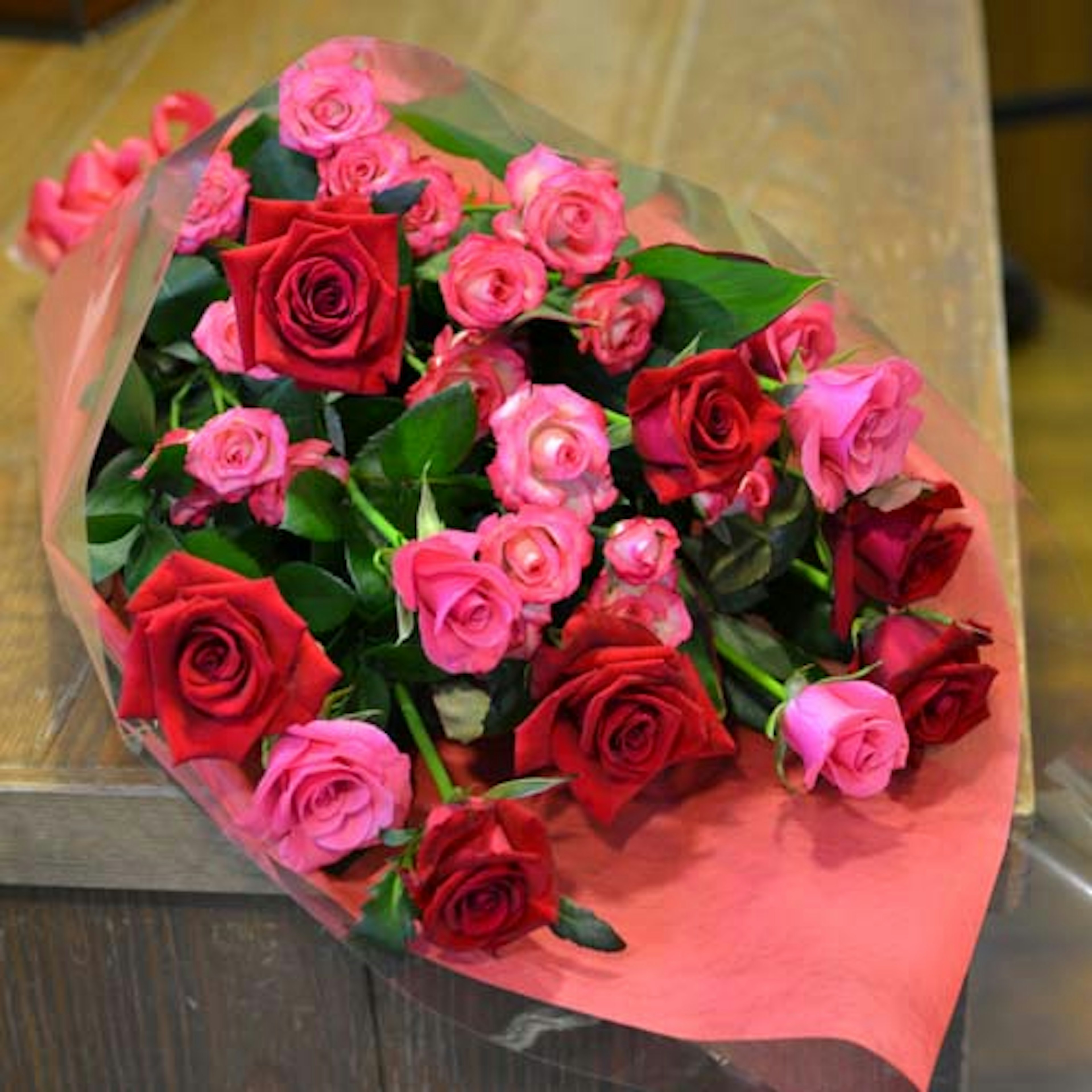 女性へのプレゼントに最適な美しいバラの花束