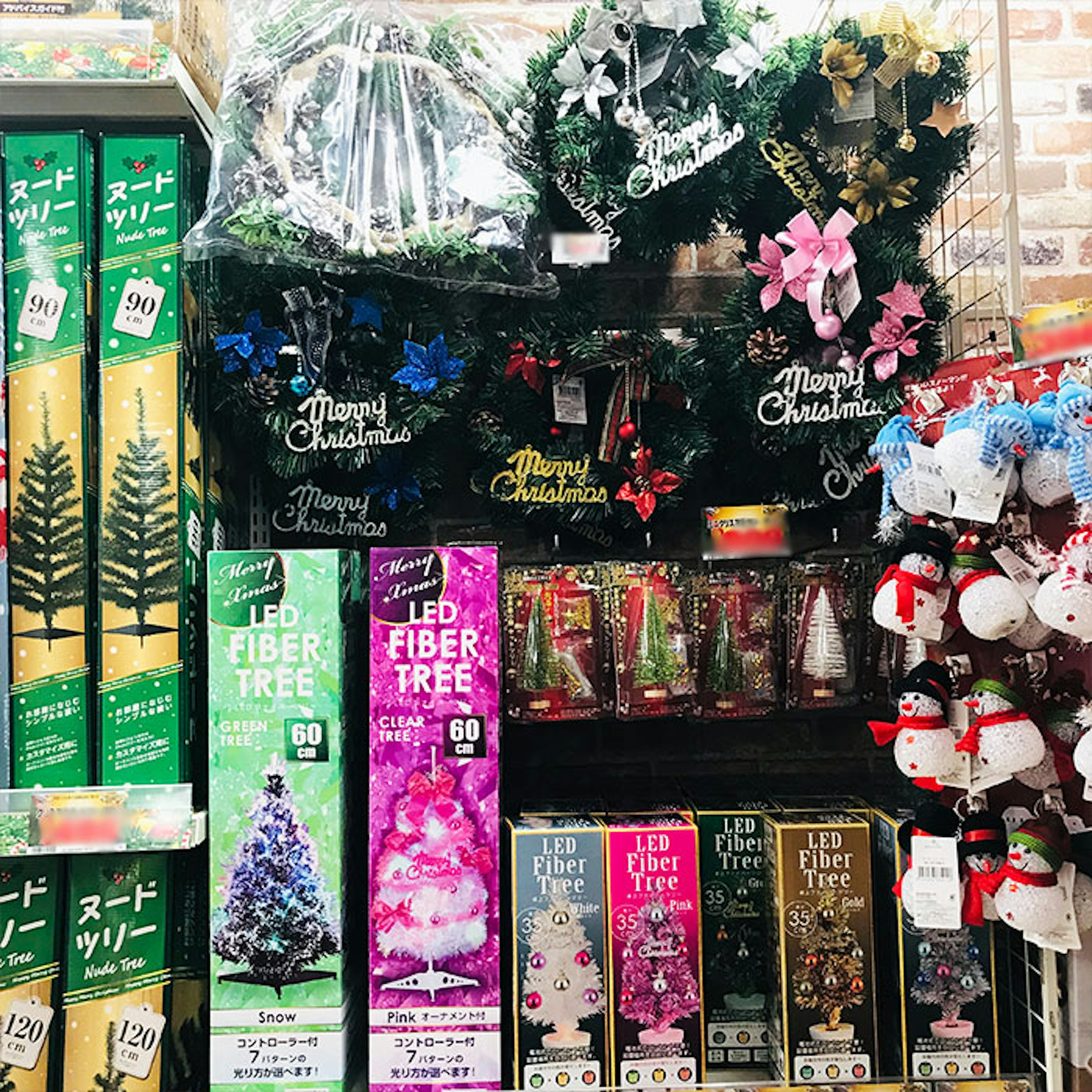 クリスマスリースとツリーが揃うおしゃれな店内