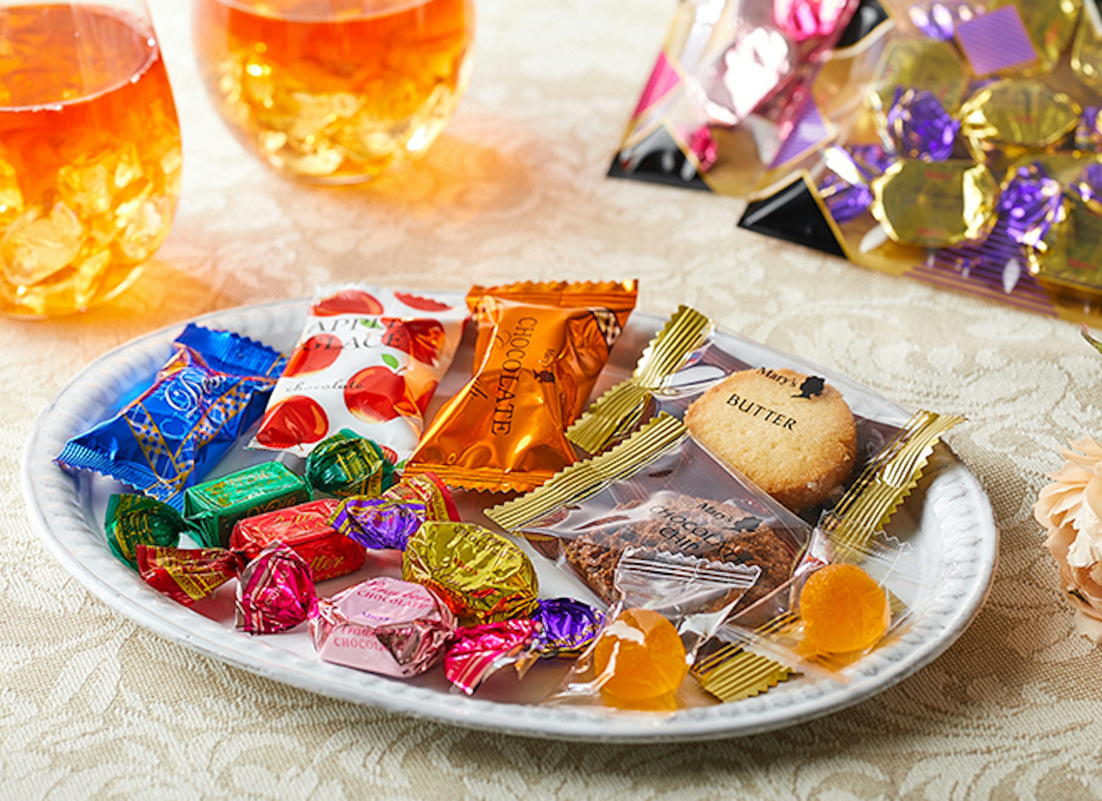 色とりどりのチョコレートとお菓子が並ぶ贅沢なひととき