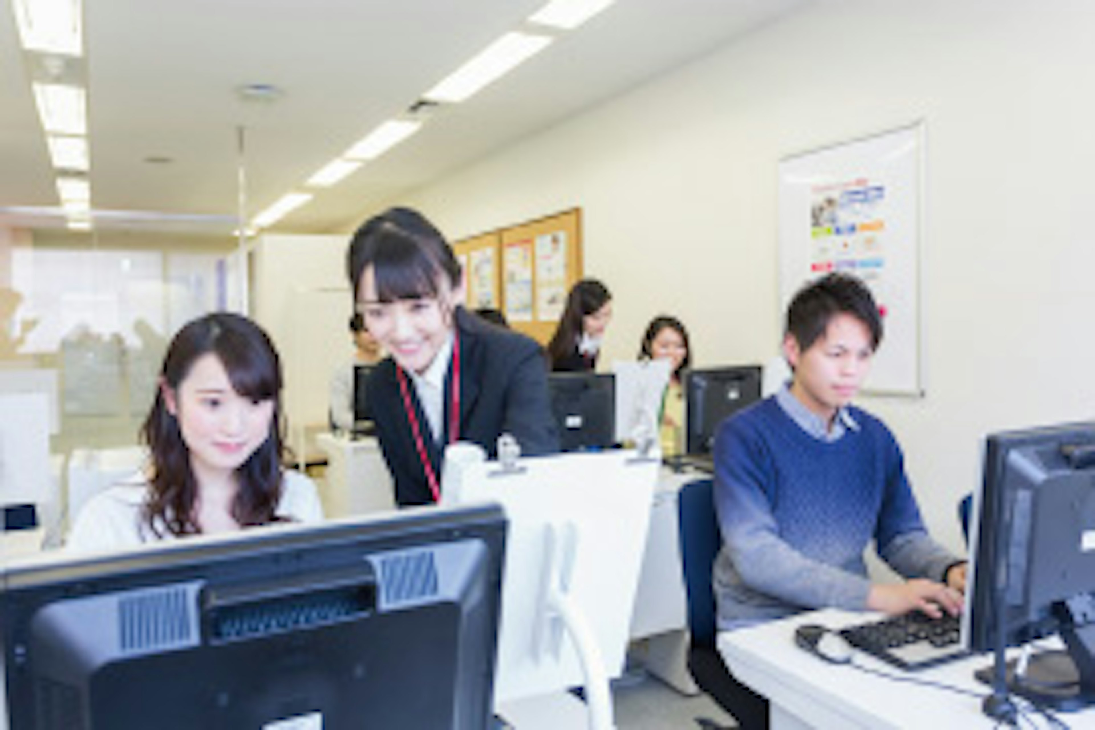 初心者でも安心して学べるパソコン教室の風景