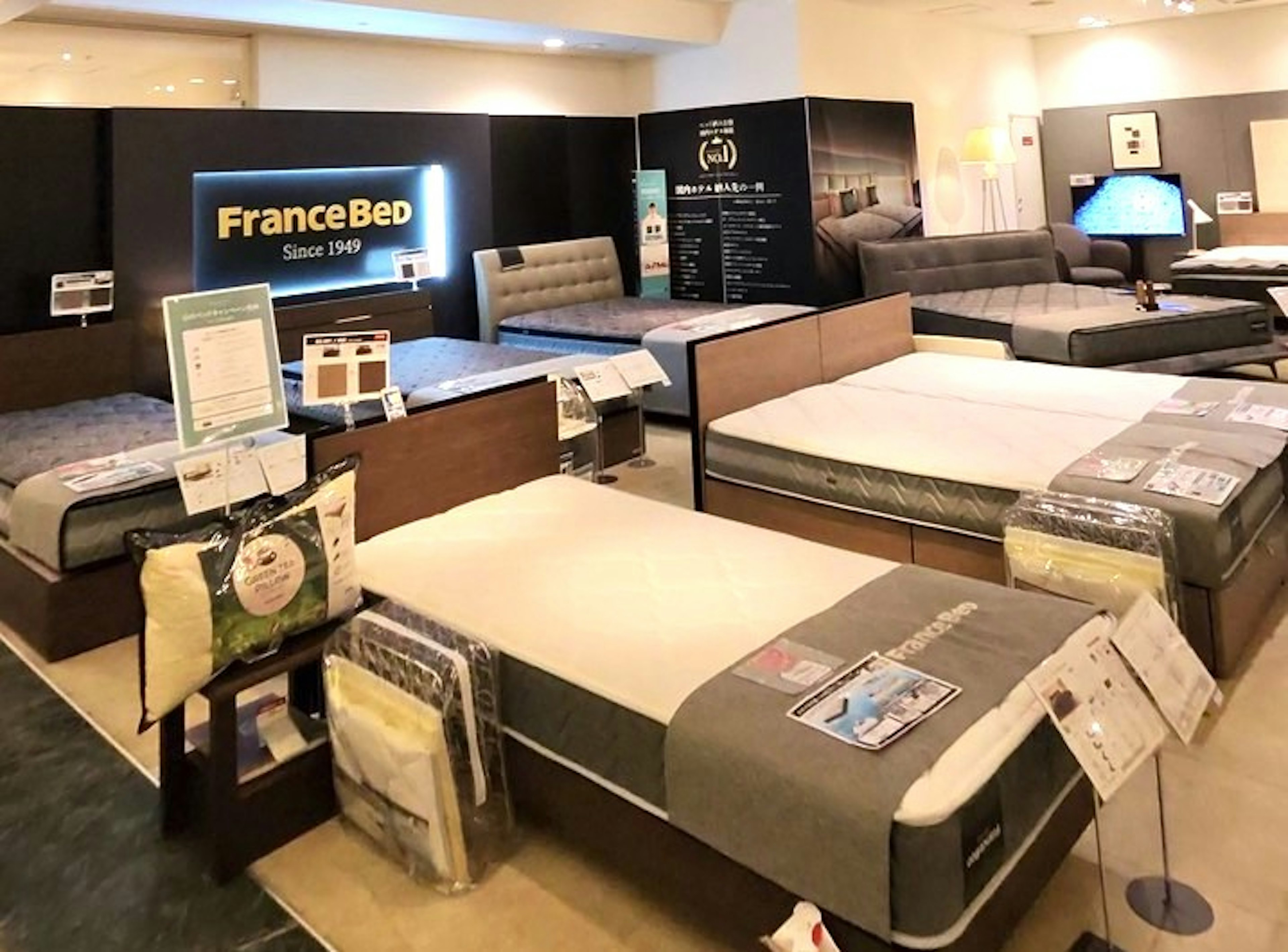 たくさんのベッドが展示された店内