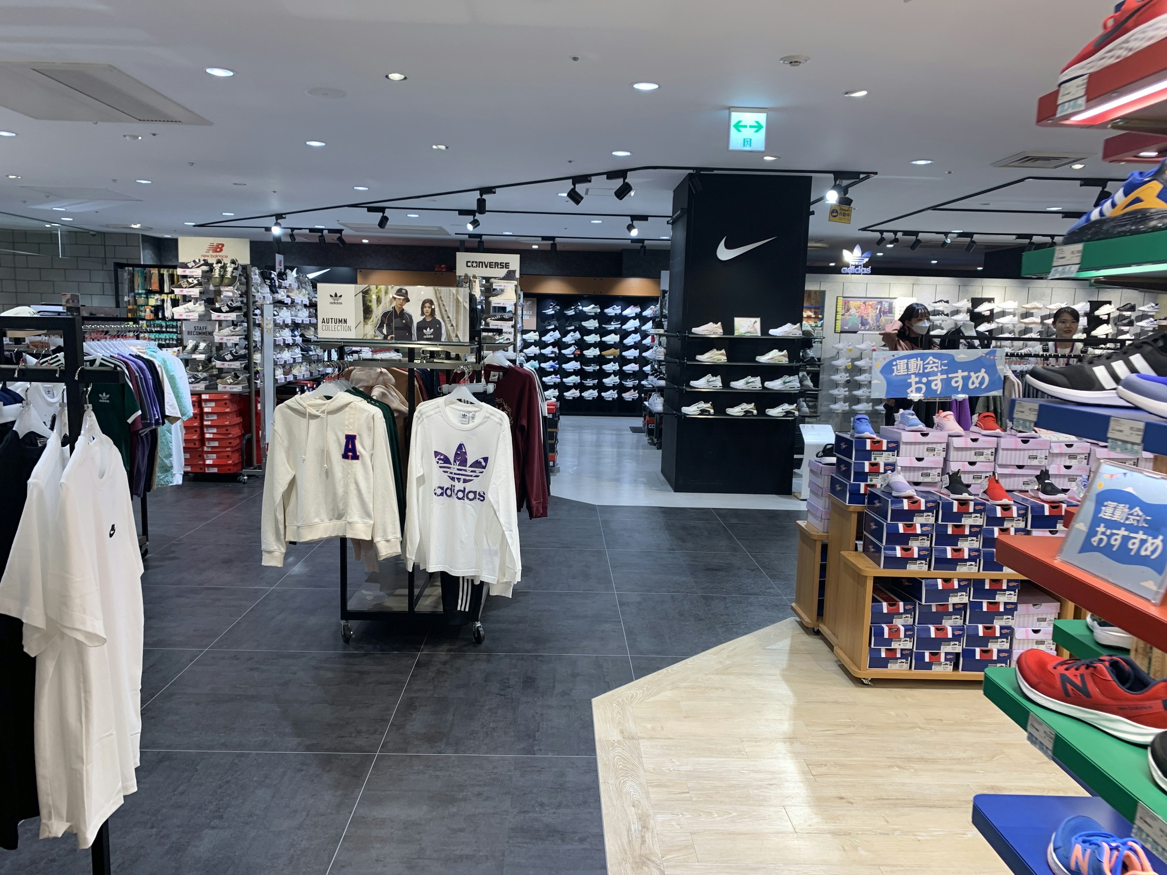 アンダーアーマーの最新スポーツウェアが揃う店舗