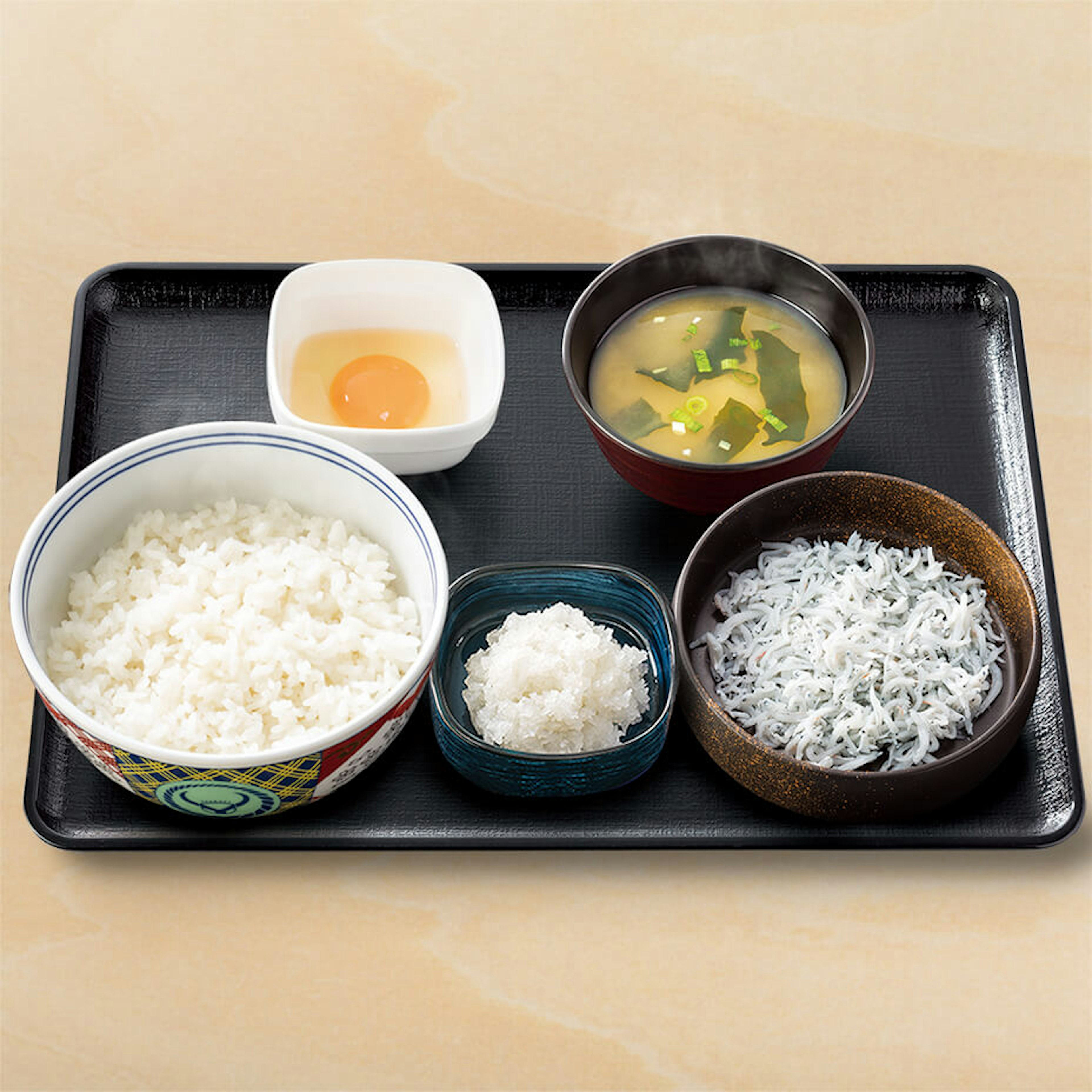 新鮮な食材を使った栄養満点の和定食で朝食を楽しむ