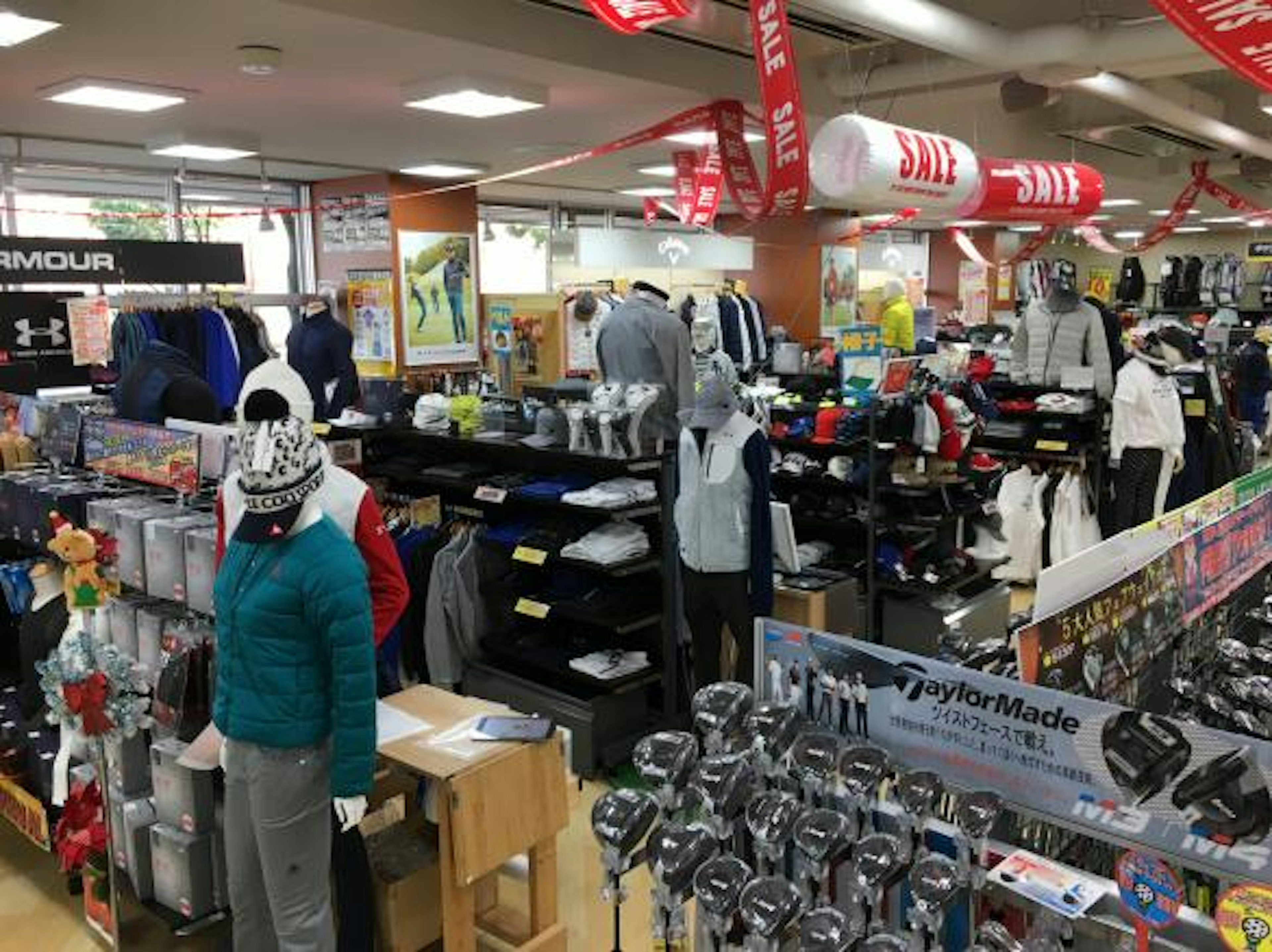 最新ゴルフ用品が揃う、充実したゴルフショップ