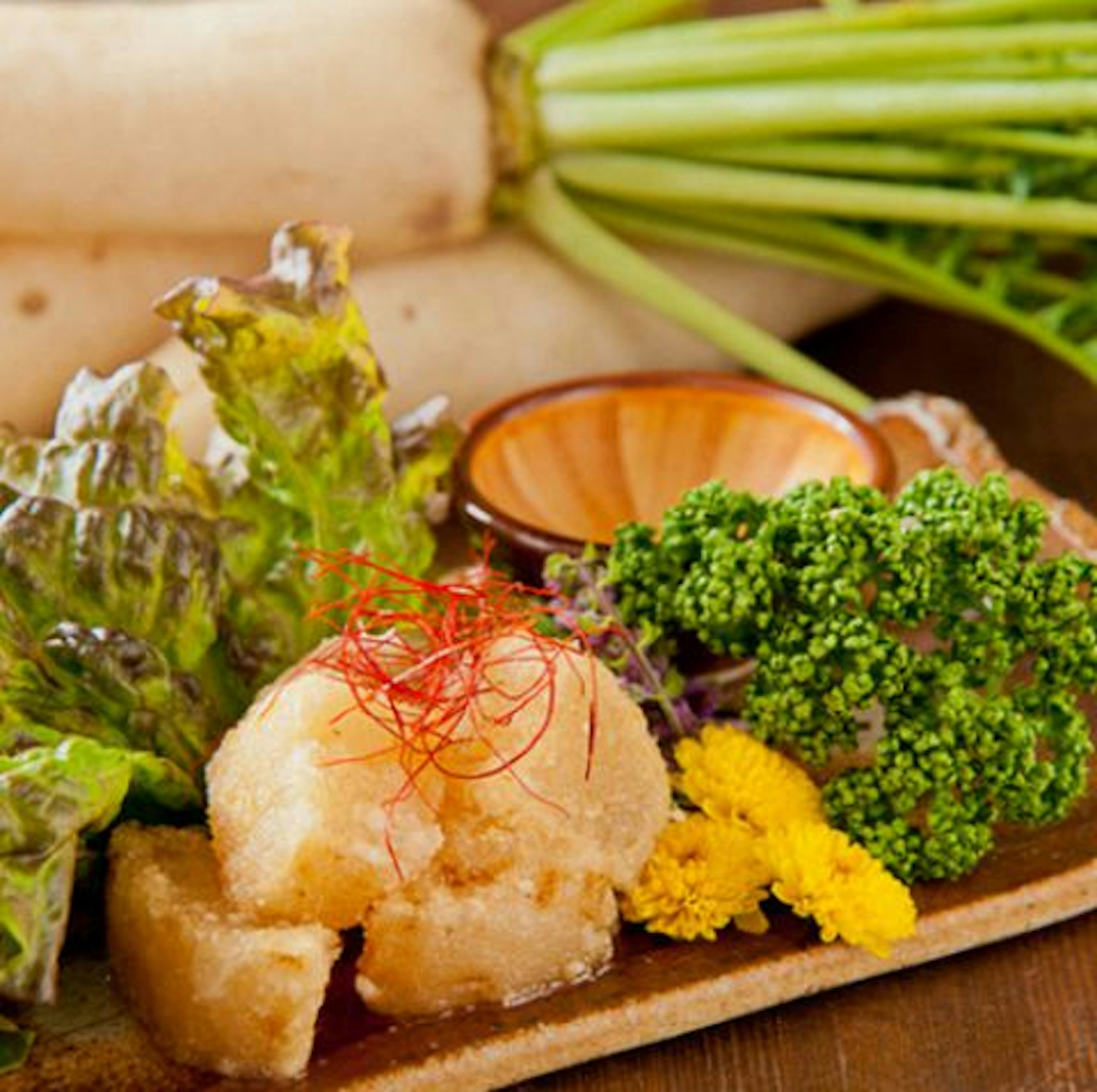 新鮮な野菜とさっぱりした揚げ物の絶品料理