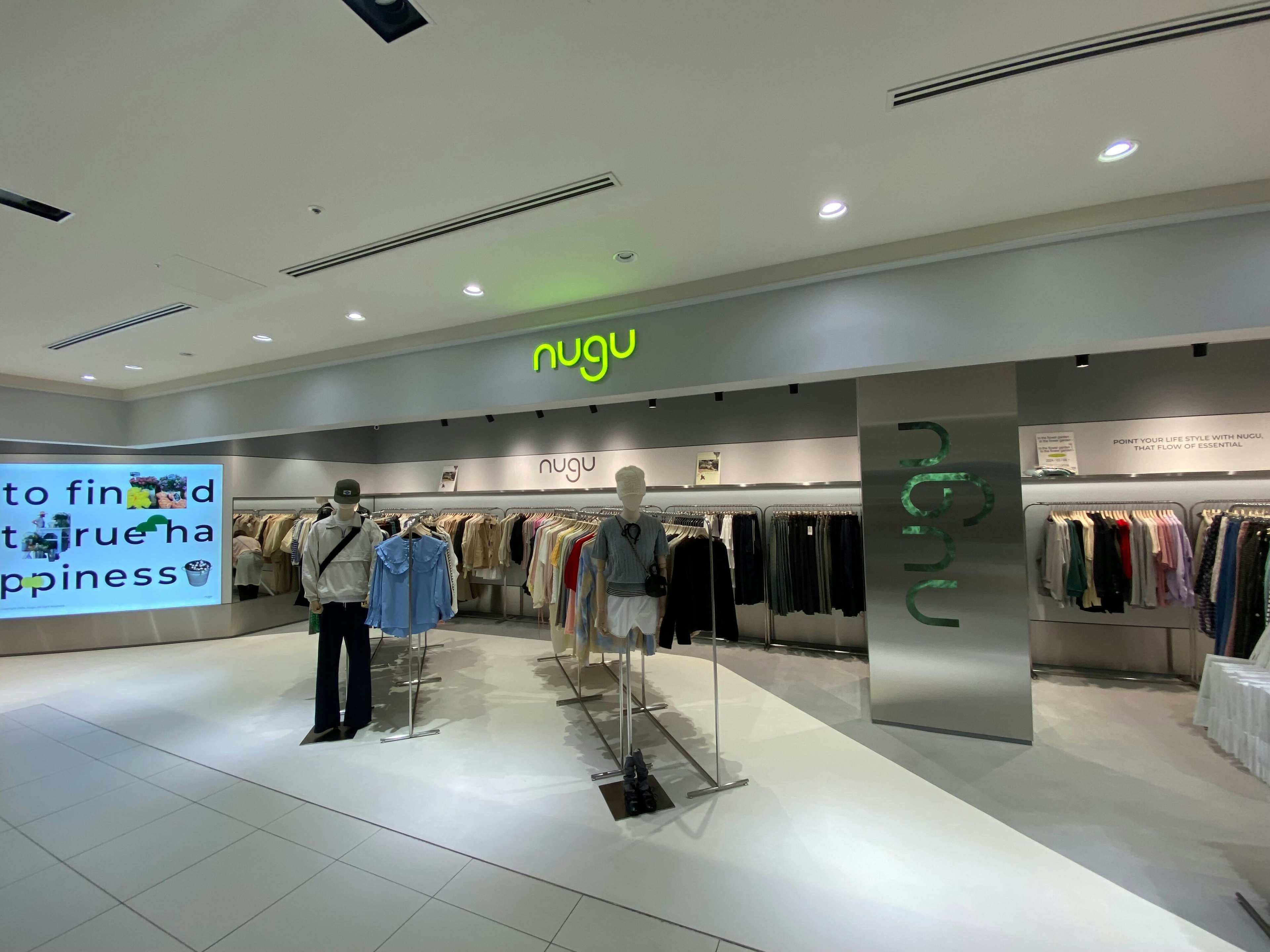 ヌグの店内。マネキンやラックに洋服がかかっている。