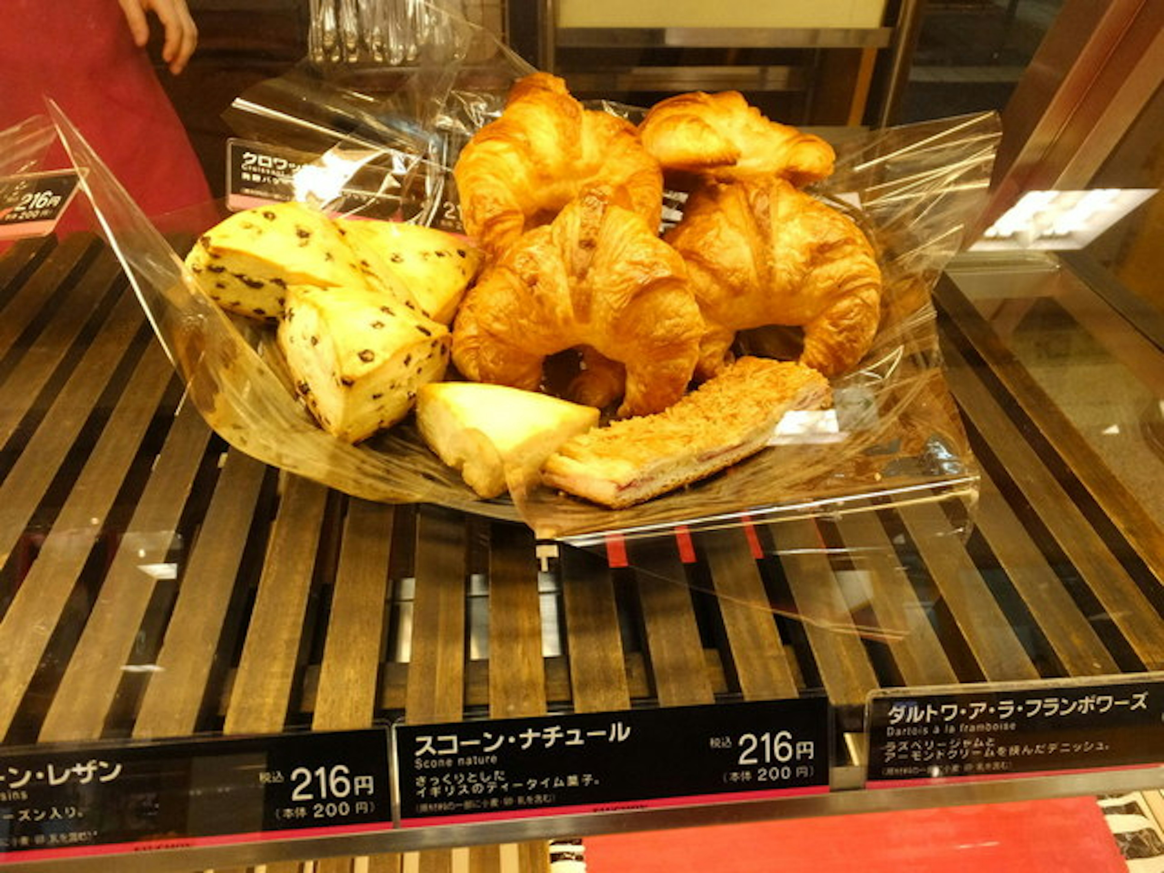 焼きたてクロワッサンとスコーンが並ぶパン屋のショーケース